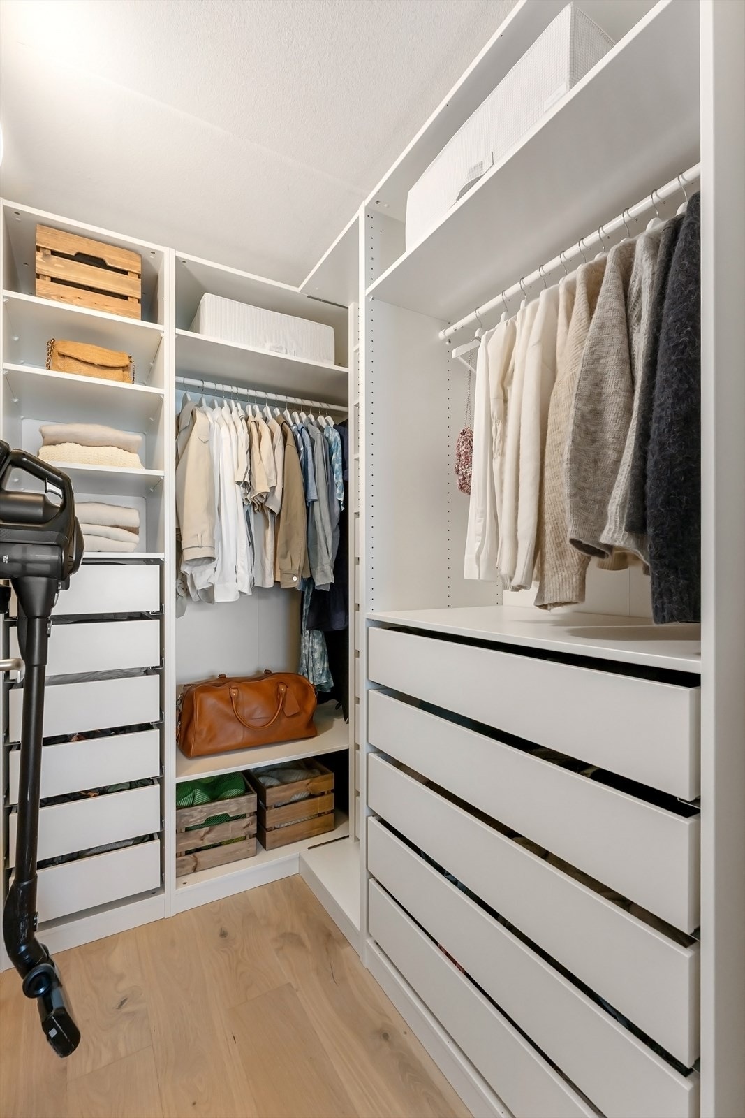 Praktisk omkledningsrom i tilknytning til hovedsoverommet - Garderobeskap fra 2022 Galleribilde