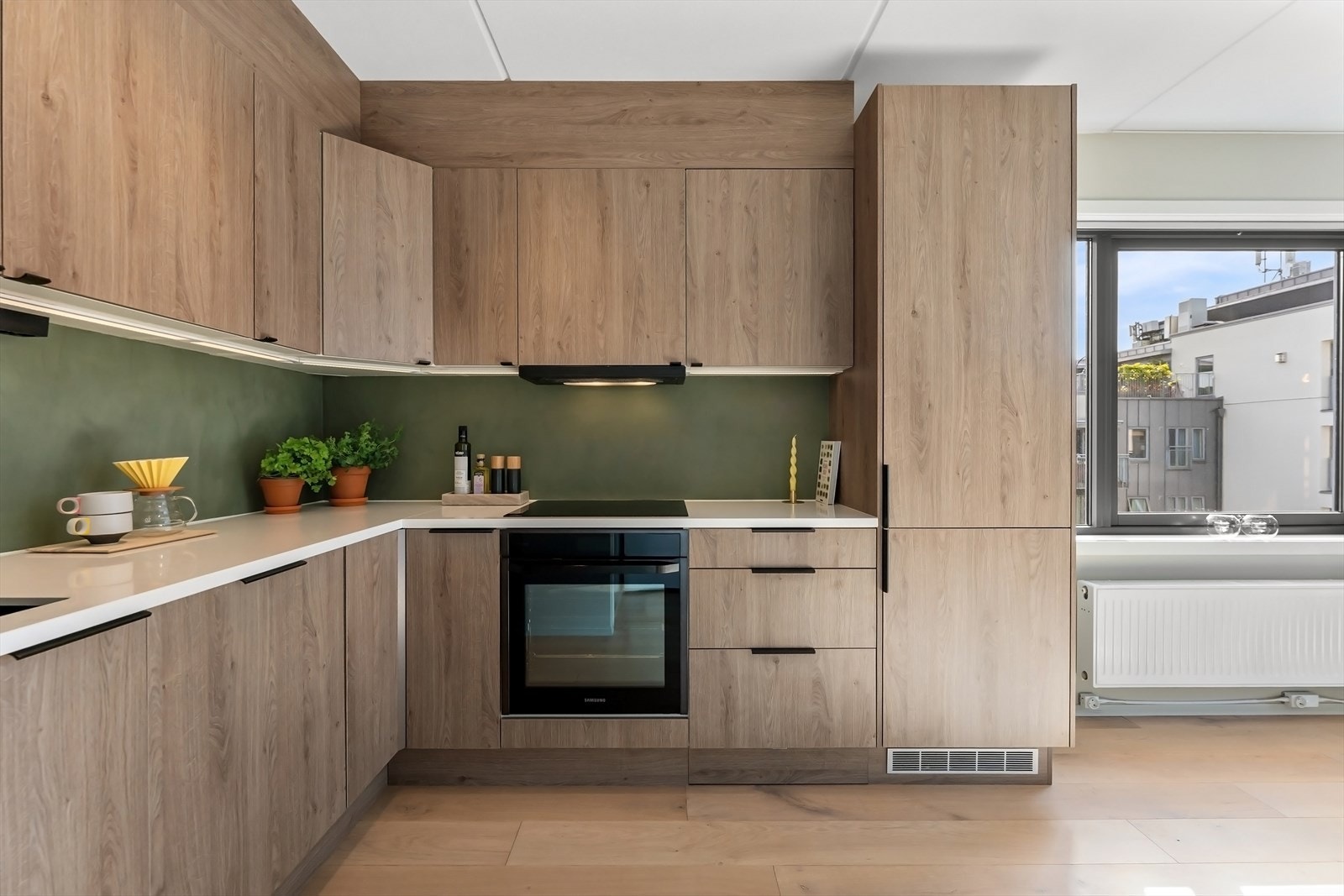 Kjøkkeninnredningen er pusset opp med ny benkeplate, nye fronter, integrerte hvitevarer, kum og blandebatteri i 2022 Galleribilde