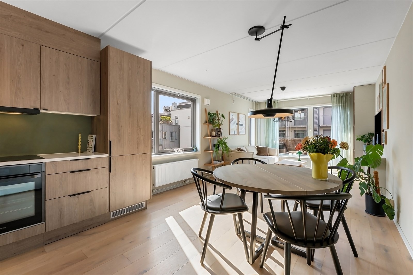 Siden leiligheten over er tilbaketrukket er det ingen balkong over denne som gir meget godt lysinnslipp Galleribilde