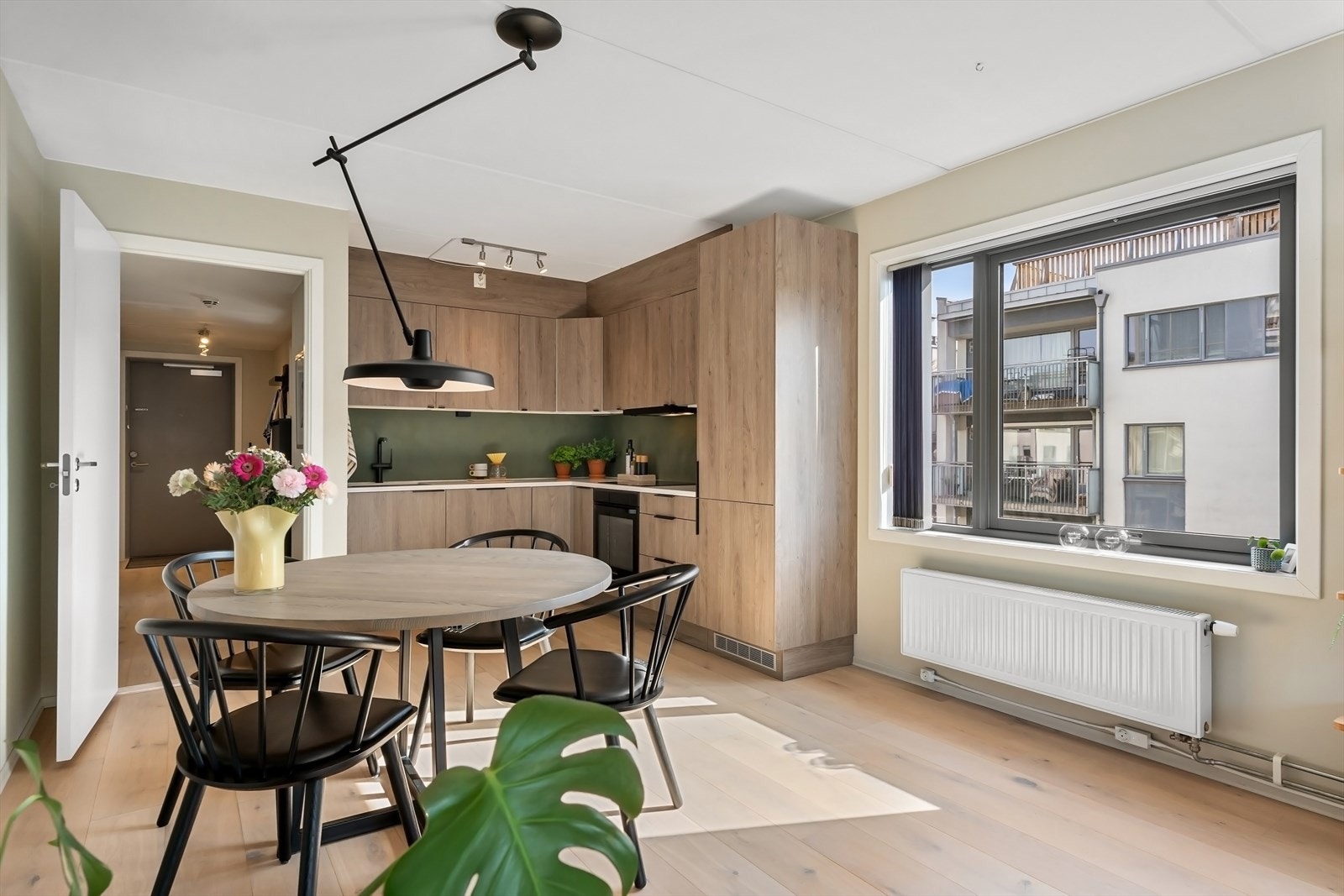 God plass til spisegruppe i naturlig tilknytning til kjøkkenet Galleribilde