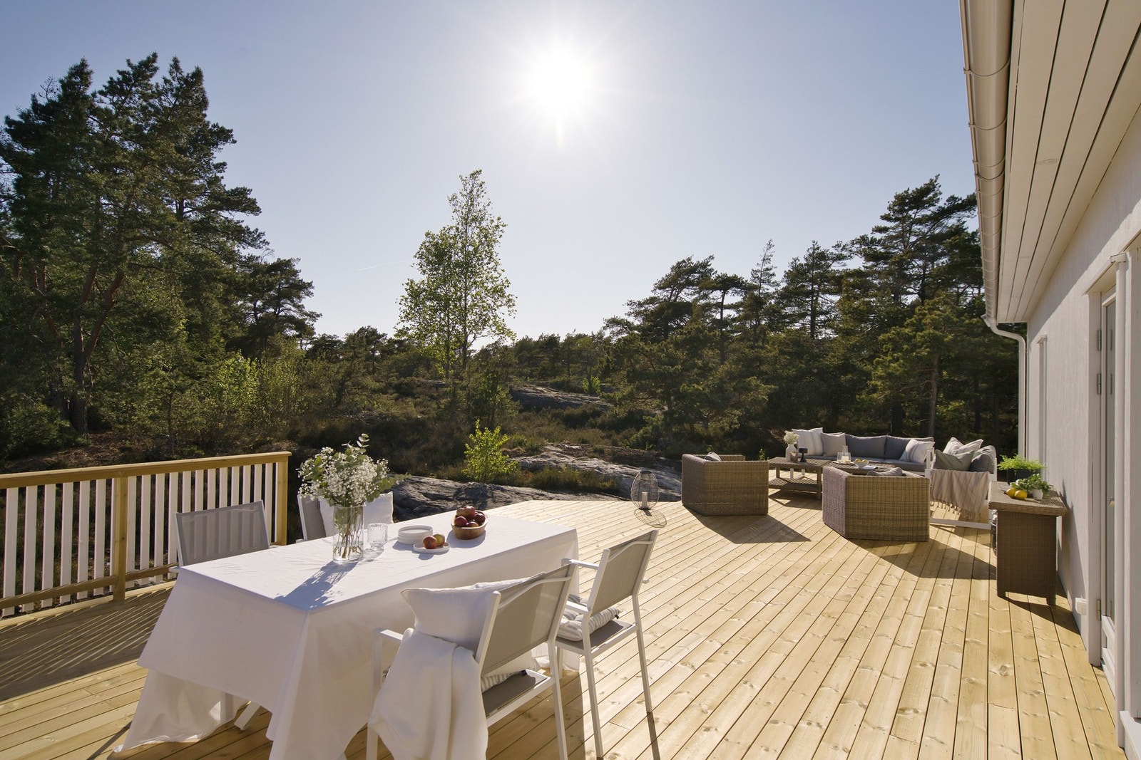 Romslig og solfylte uteplasser med terrasse på 70 m² Galleribilde