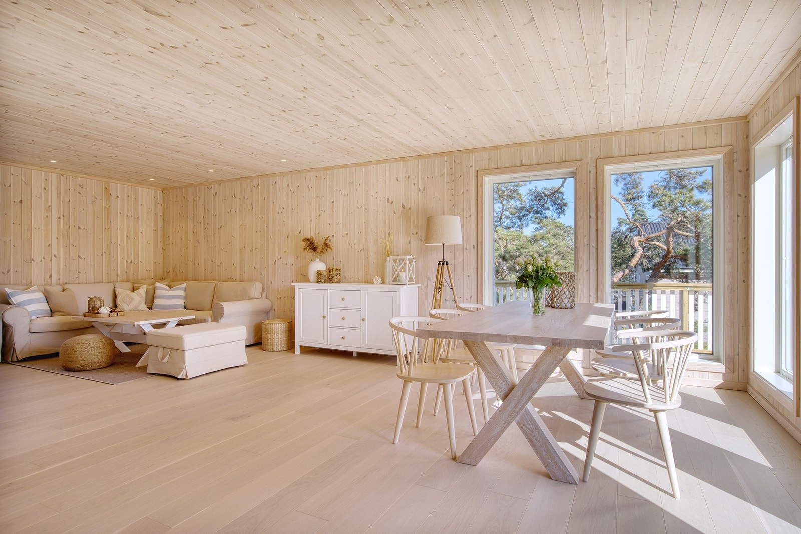 Vinkelstue med TV-stue og spisestue Galleribilde