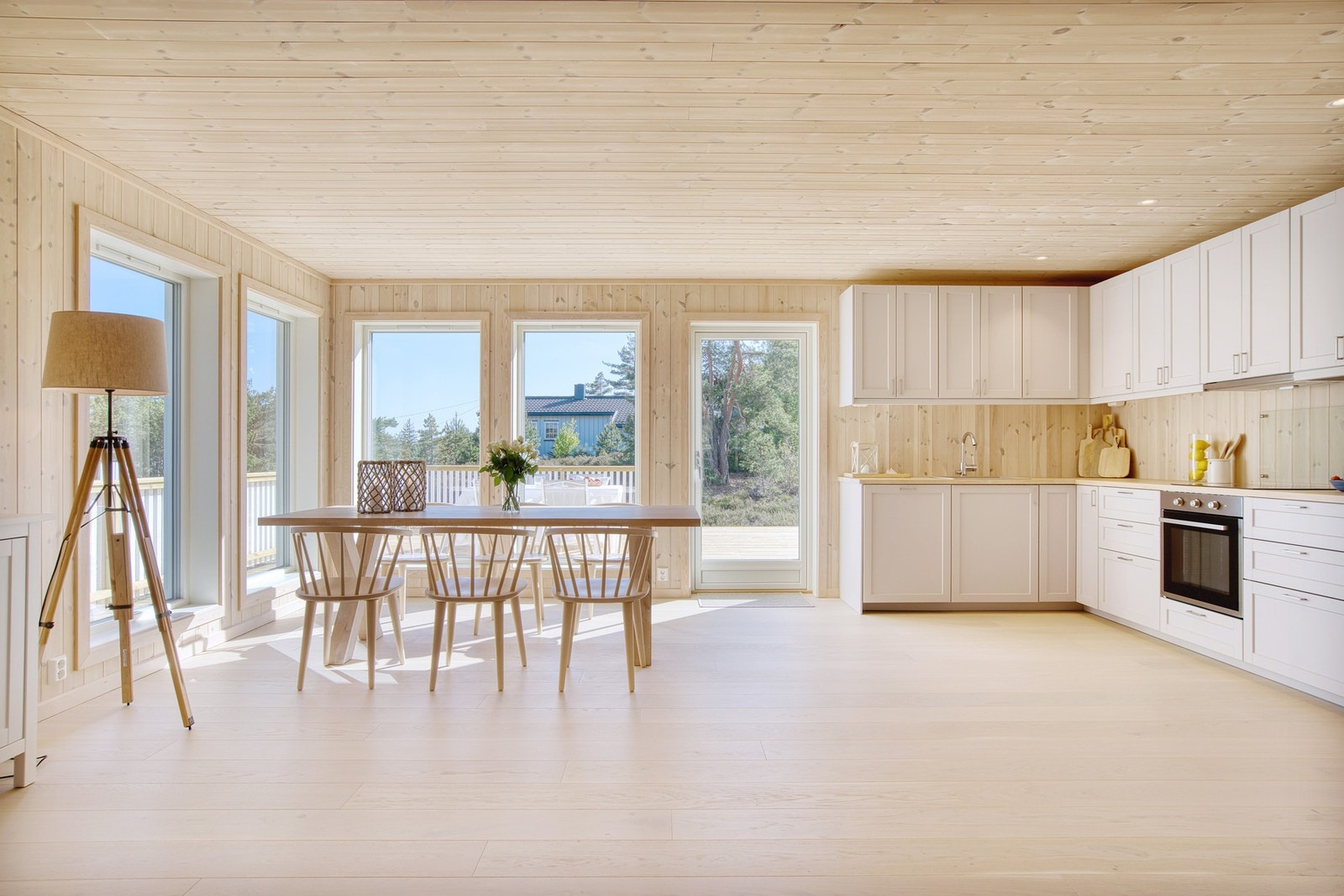 Moderne planløsning med åpen løsning mellom stue og kjøkken Galleribilde