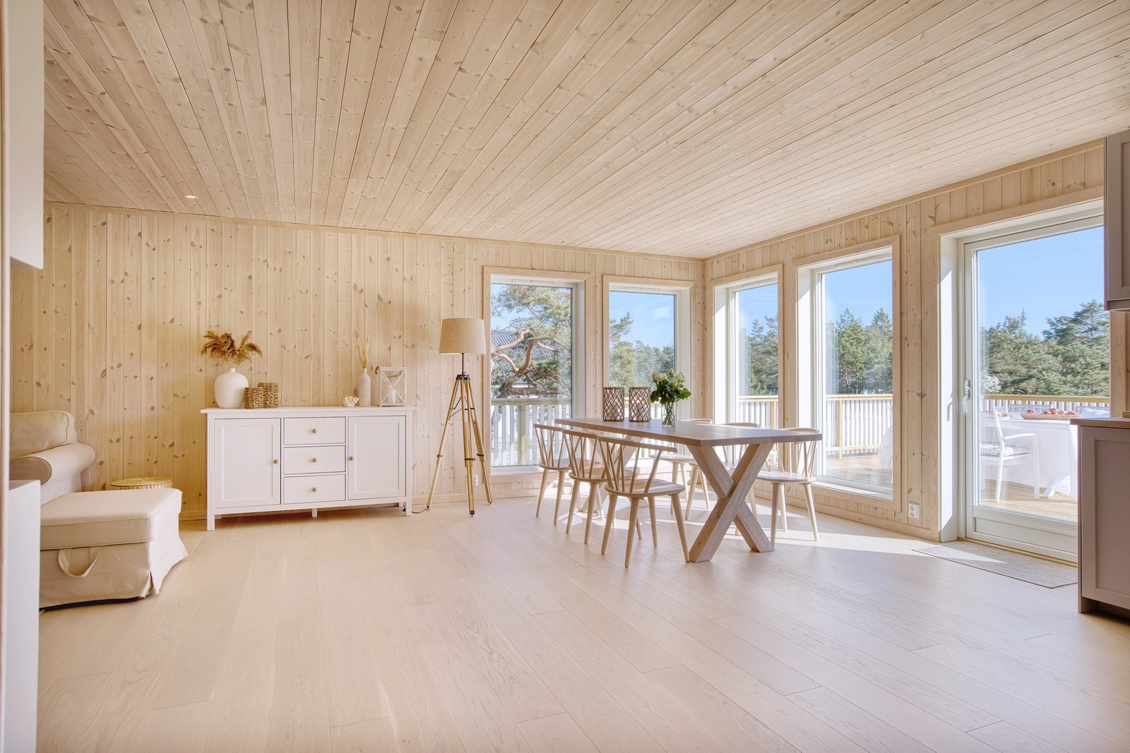 Lyse overflater med parkett på gulv og panel på vegger og i tak Galleribilde