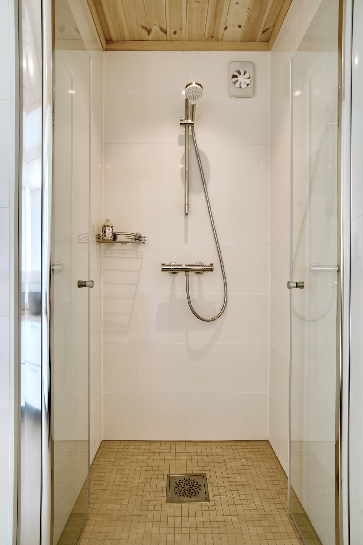 Dusjhjørne med mosaikkfliser Galleribilde