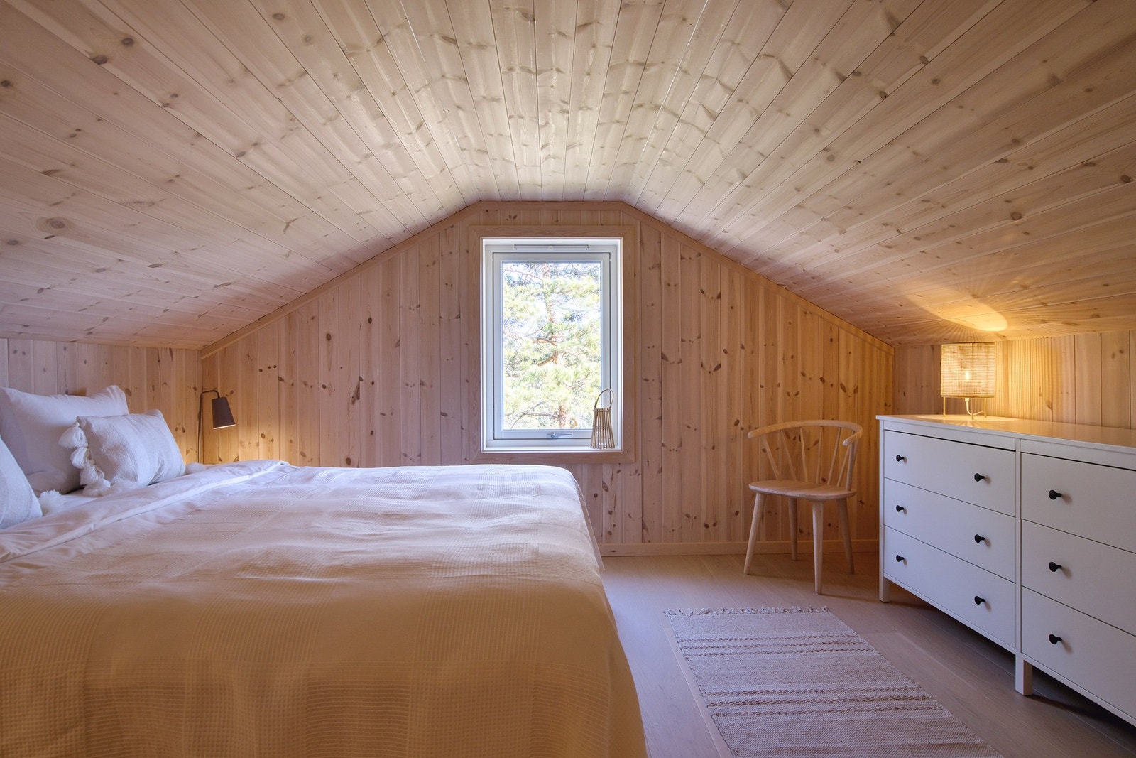 Innredet soverom på hems. I andre enden av hemsen er det et tilsvarende rom Galleribilde