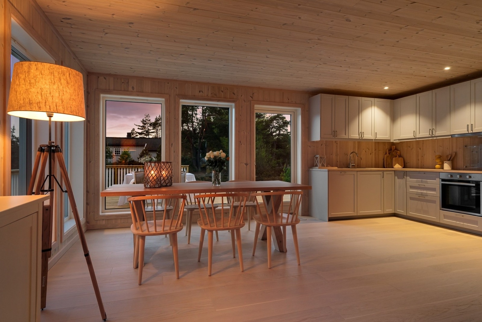 Rikelig med vindusflater i allmennrom. Vindusglassene er soldempende for å begrense varmeinnslipp Galleribilde