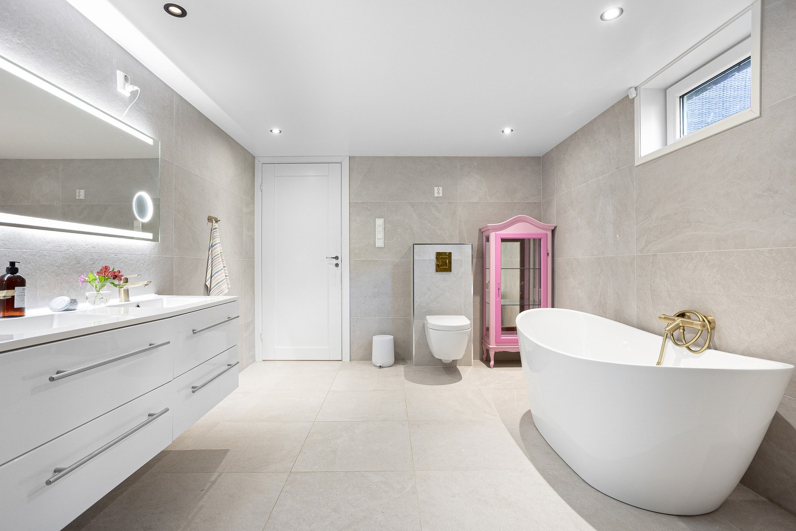 Delikat fliser, varmekabler i gulv og spotter i himling Galleribilde