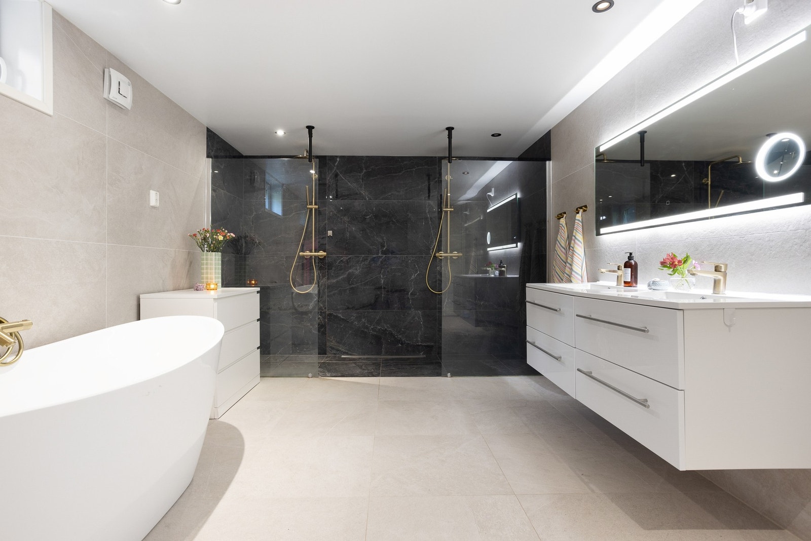 Badet er nyoppusset fra 2022. Meget stor og romslig dusjsone med to dusjer Galleribilde