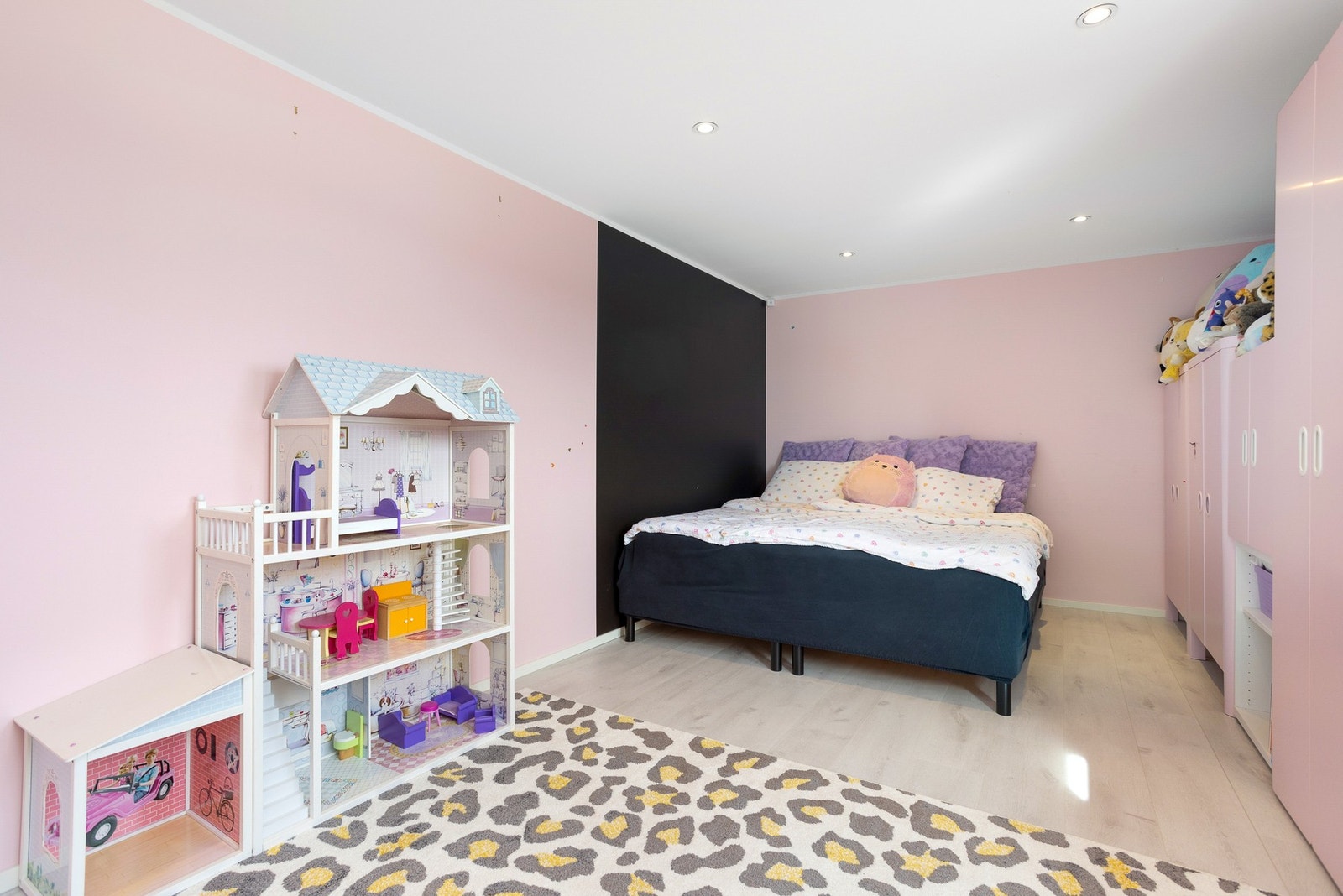 Soverom ll i u.etg. Passer også til å brukes til en ekstra stue for ungene. Galleribilde