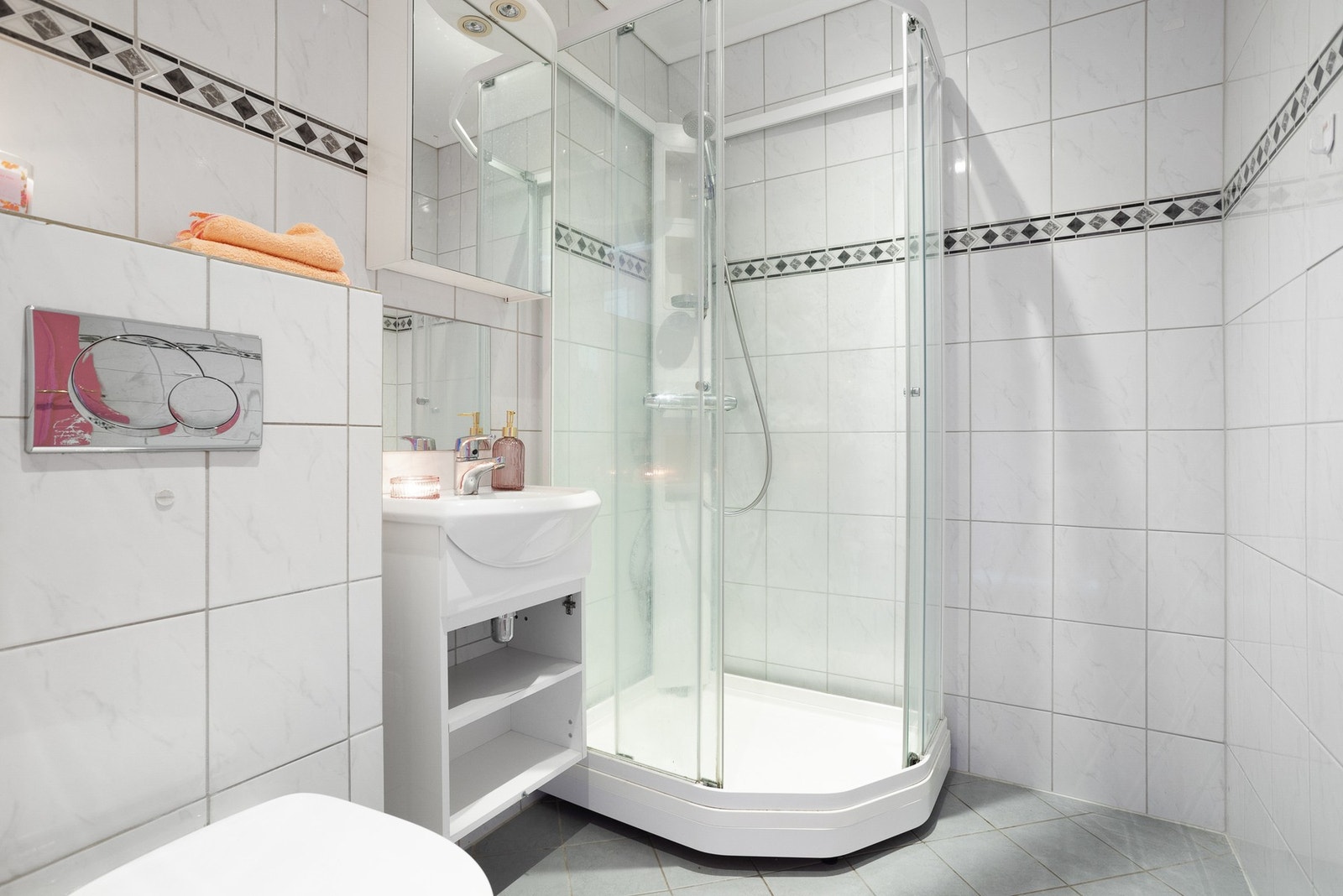 Bad i 1.etg. med dusjkabbinett. Galleribilde