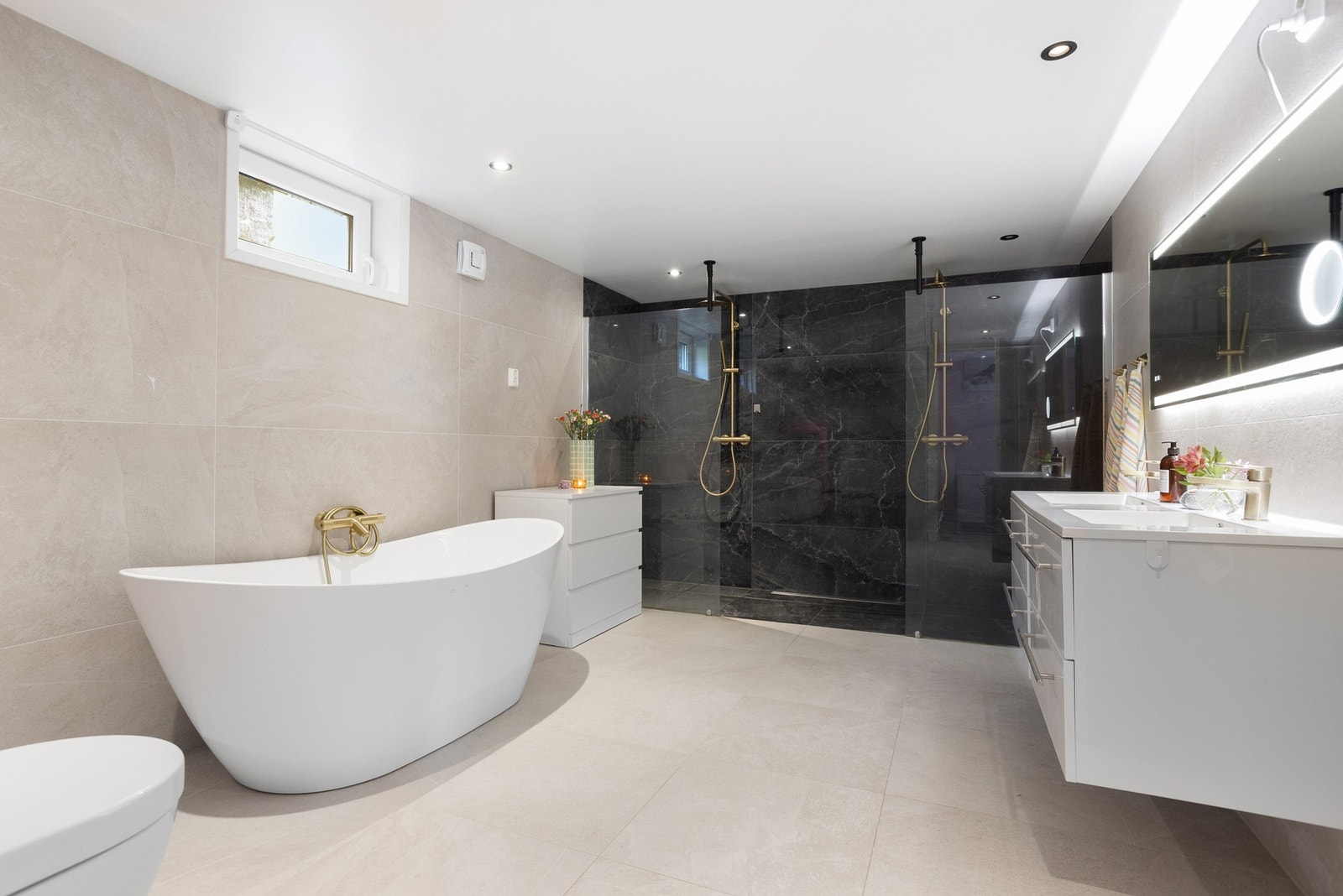 Lekkert bad i u.etg. som er pusset opp i 2022 Galleribilde