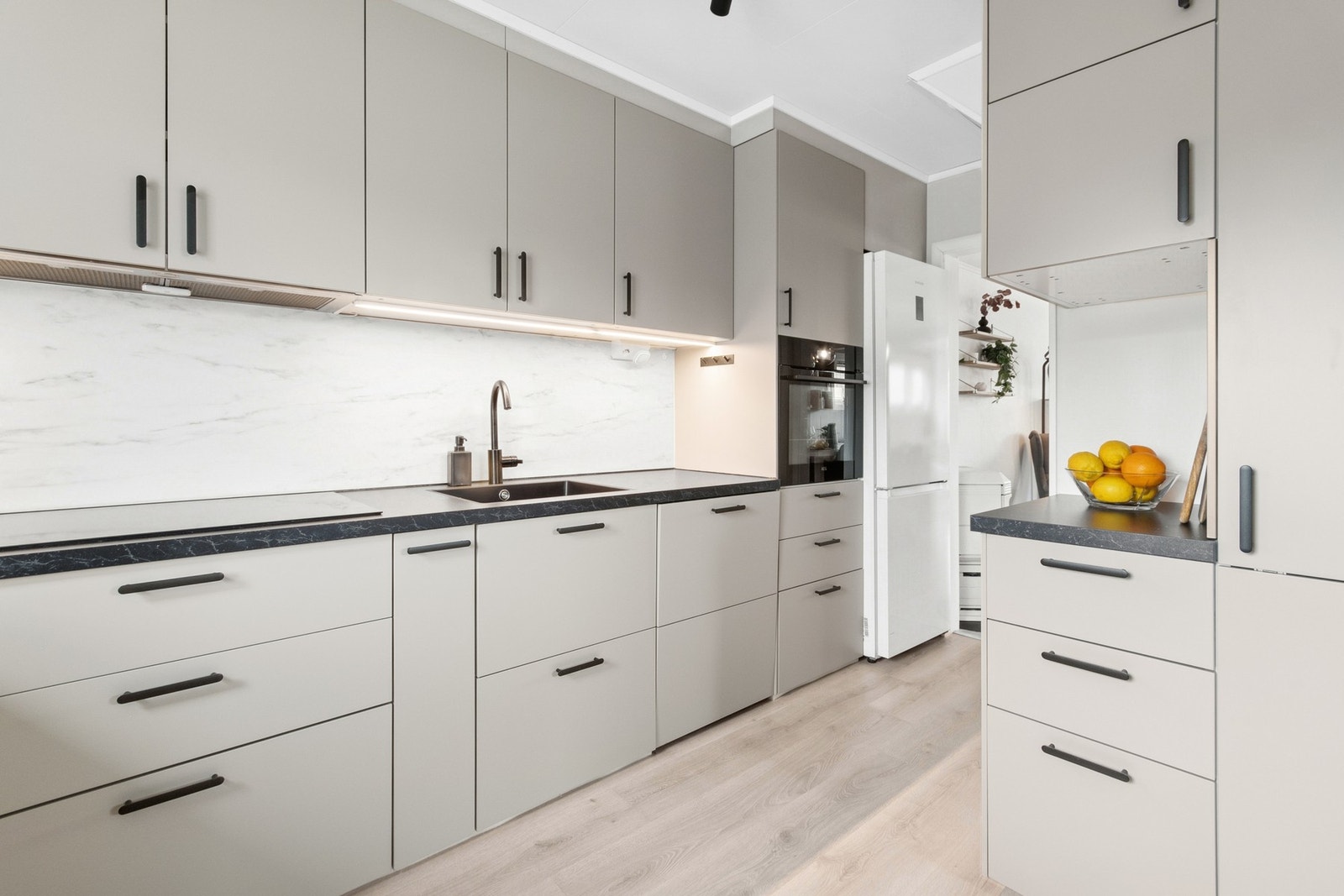 Integrerte hvitevarer som medfølger handelen: Platetopp, stekeovn og oppvaskmaskin. Galleribilde