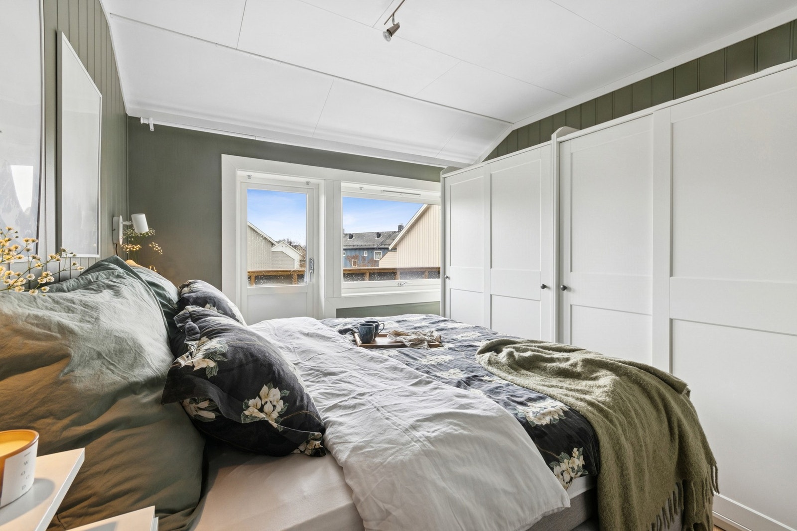 Her er det god plass til dobbeltseng og garderobeskap. Galleribilde