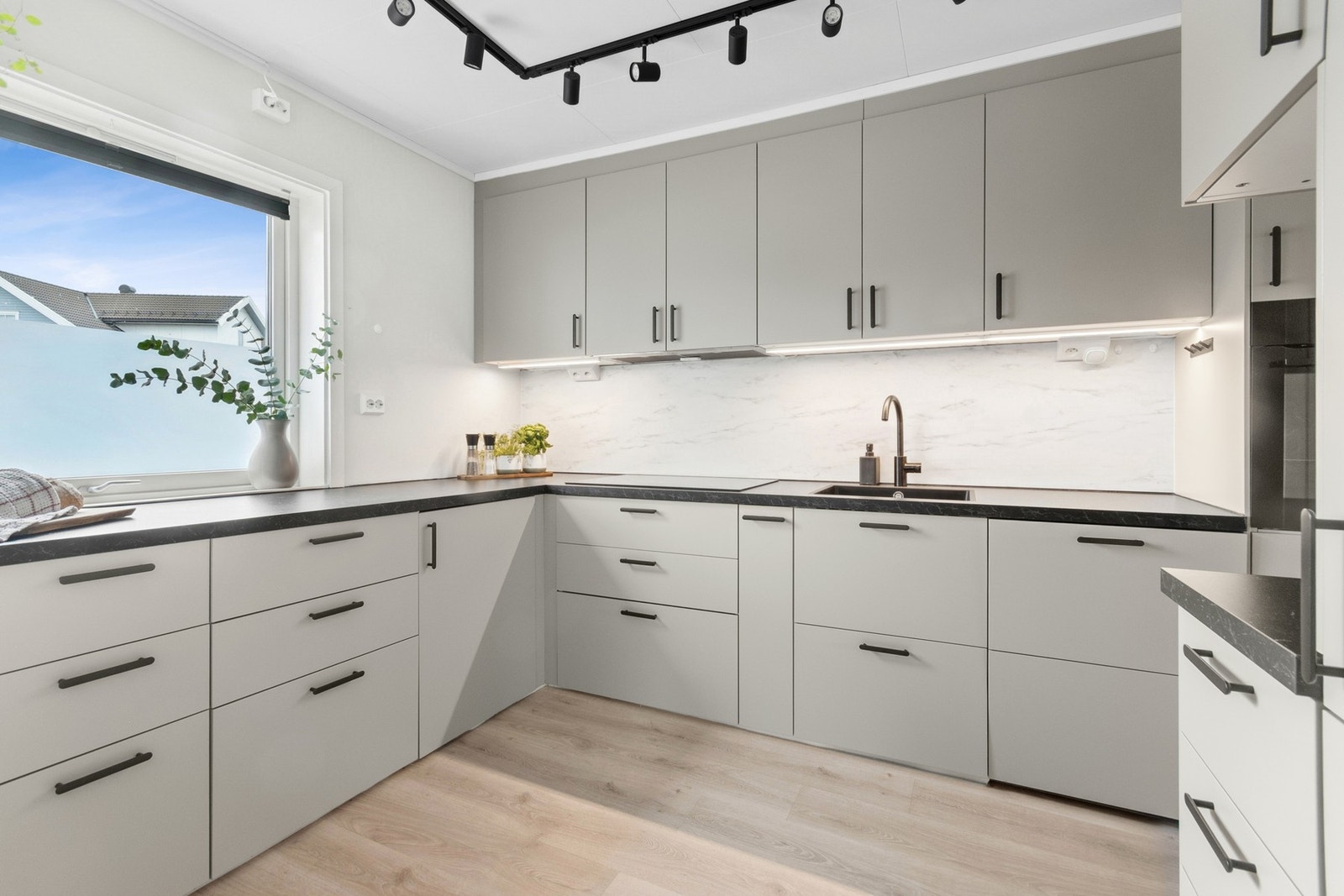 Godt utbygget med skap- og benkplass. Galleribilde