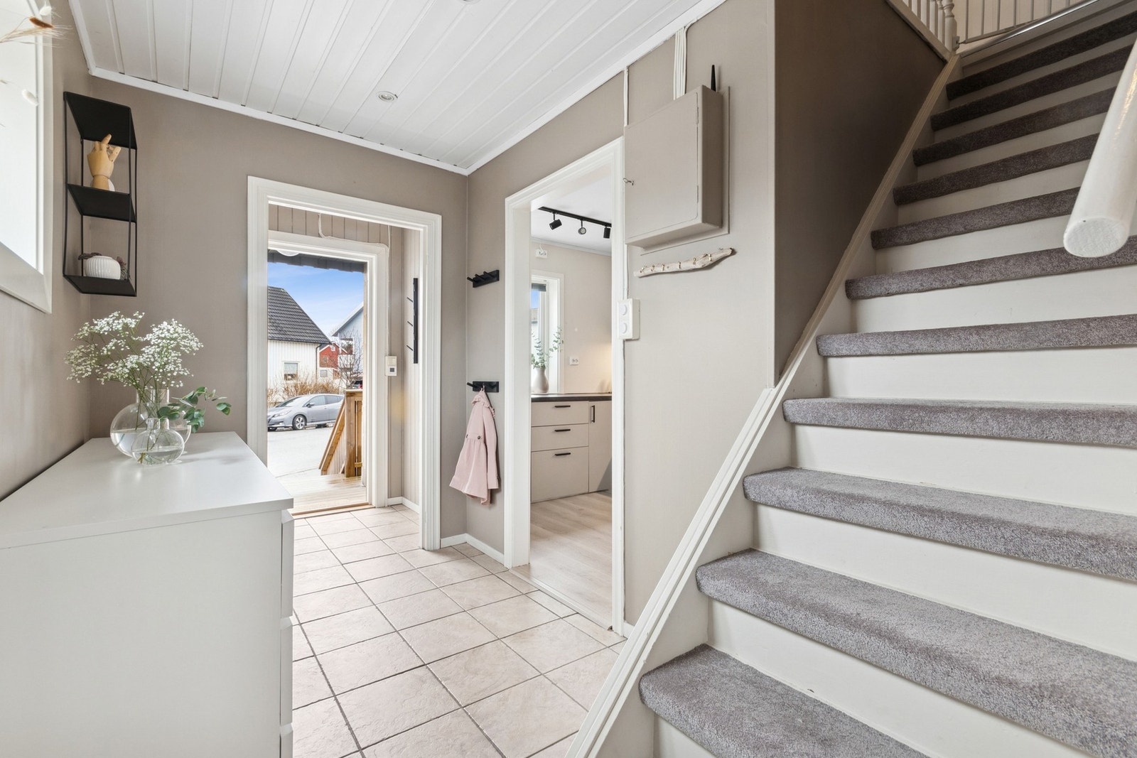 Flislagt entré og mellomgang. Galleribilde