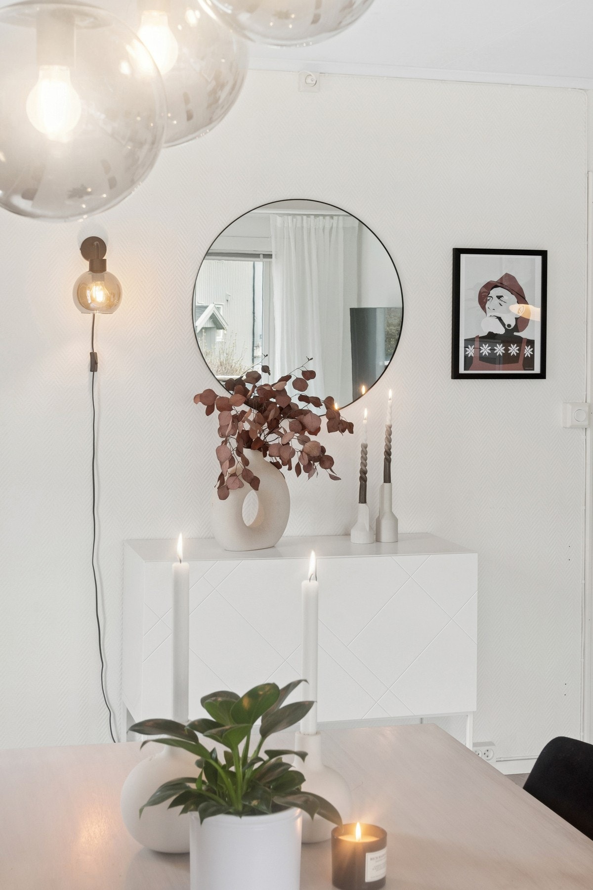 Det er montert både varmepumpe og vedovn i stue/ spisestue. Galleribilde