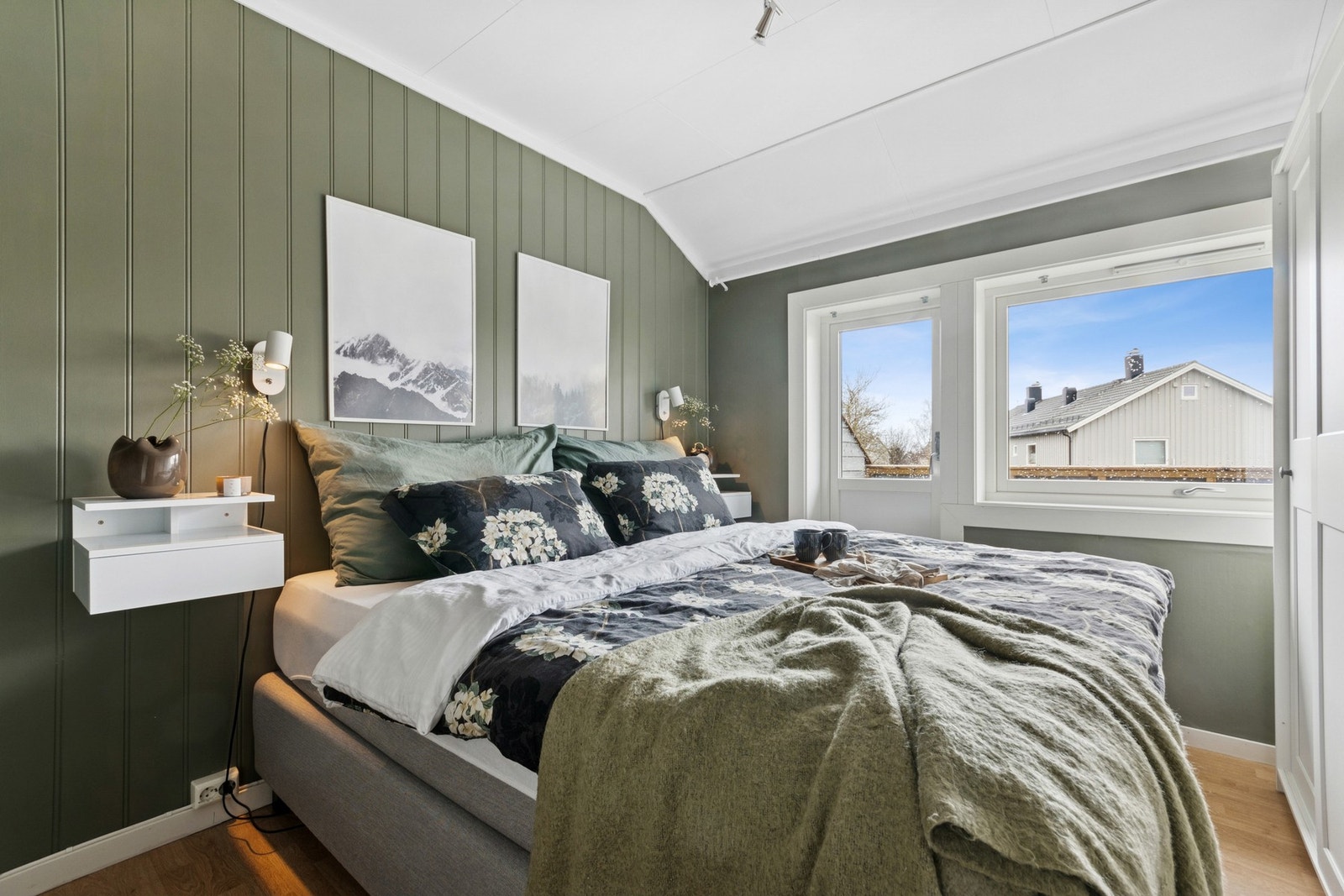 Hovedsoverommet er av god størrelse og har utgang til balkong mot sør. Galleribilde