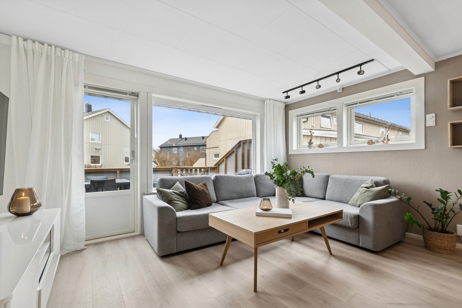 Utgang mot sør og et flott uteområder med balkong, platting og hage. Galleribilde