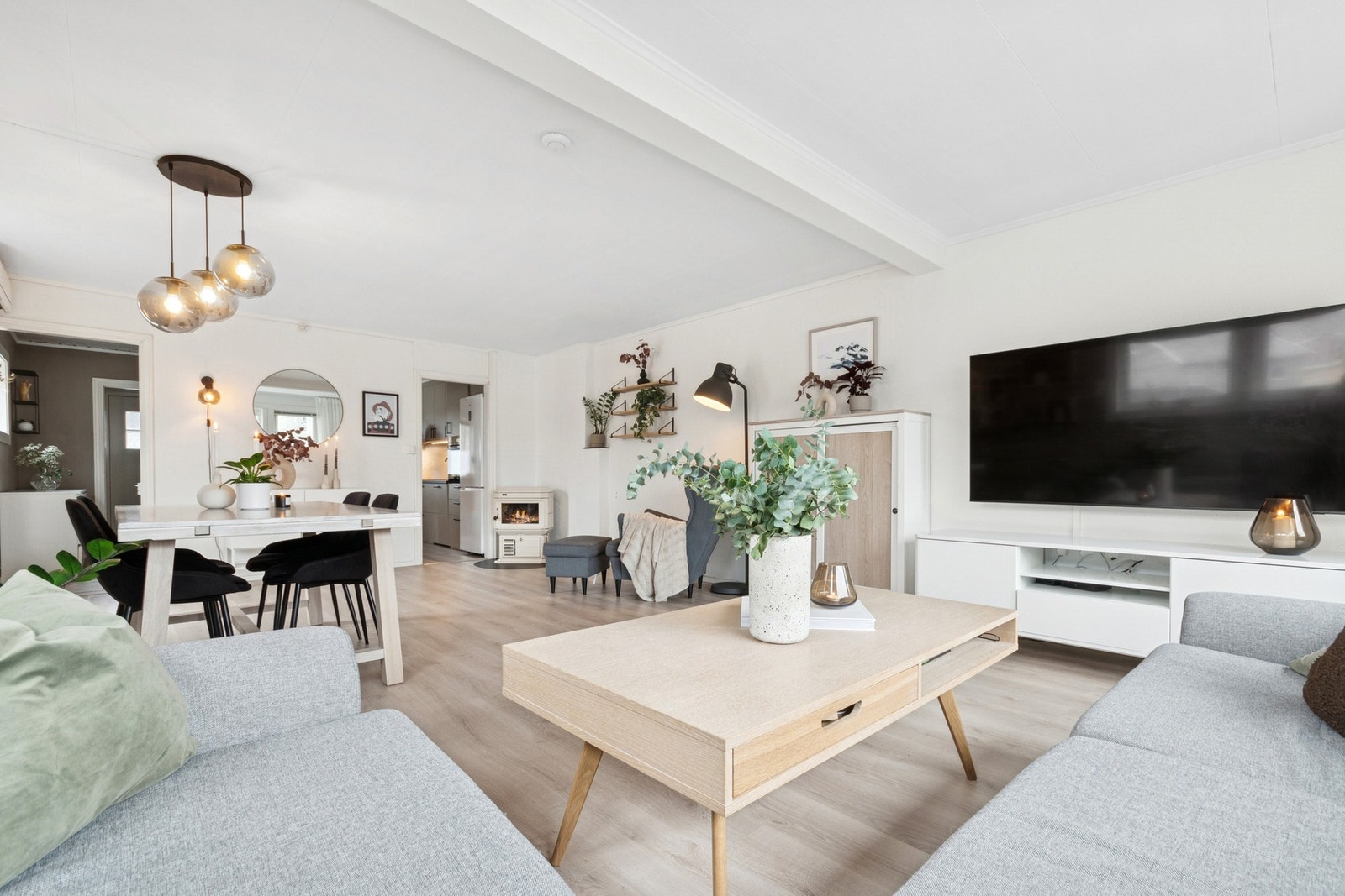 I 1. etasje er det entré, kjøkken og stue med utgang til flotte uteområder. Galleribilde