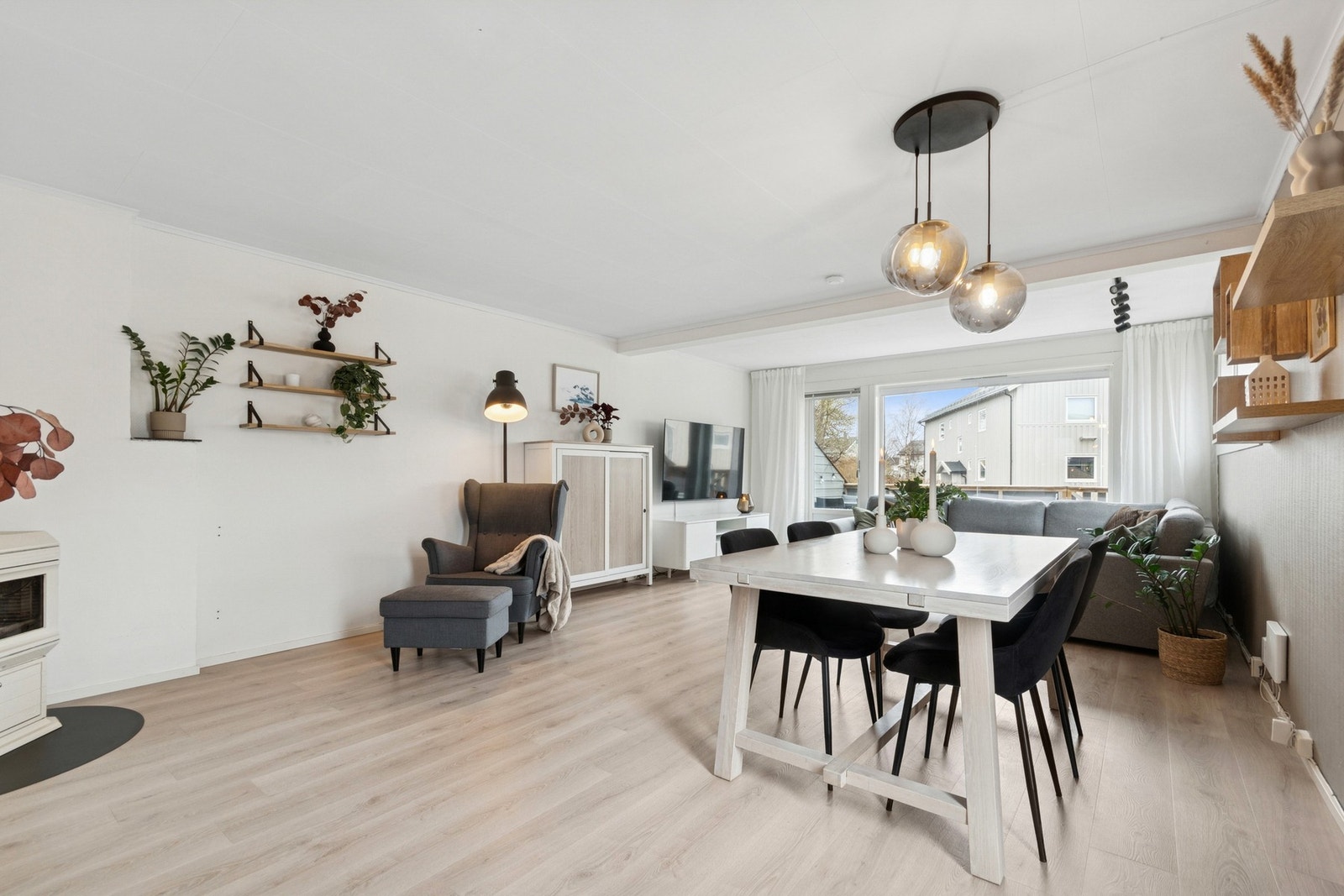 God plass til sitte- og spisegruppe. Galleribilde