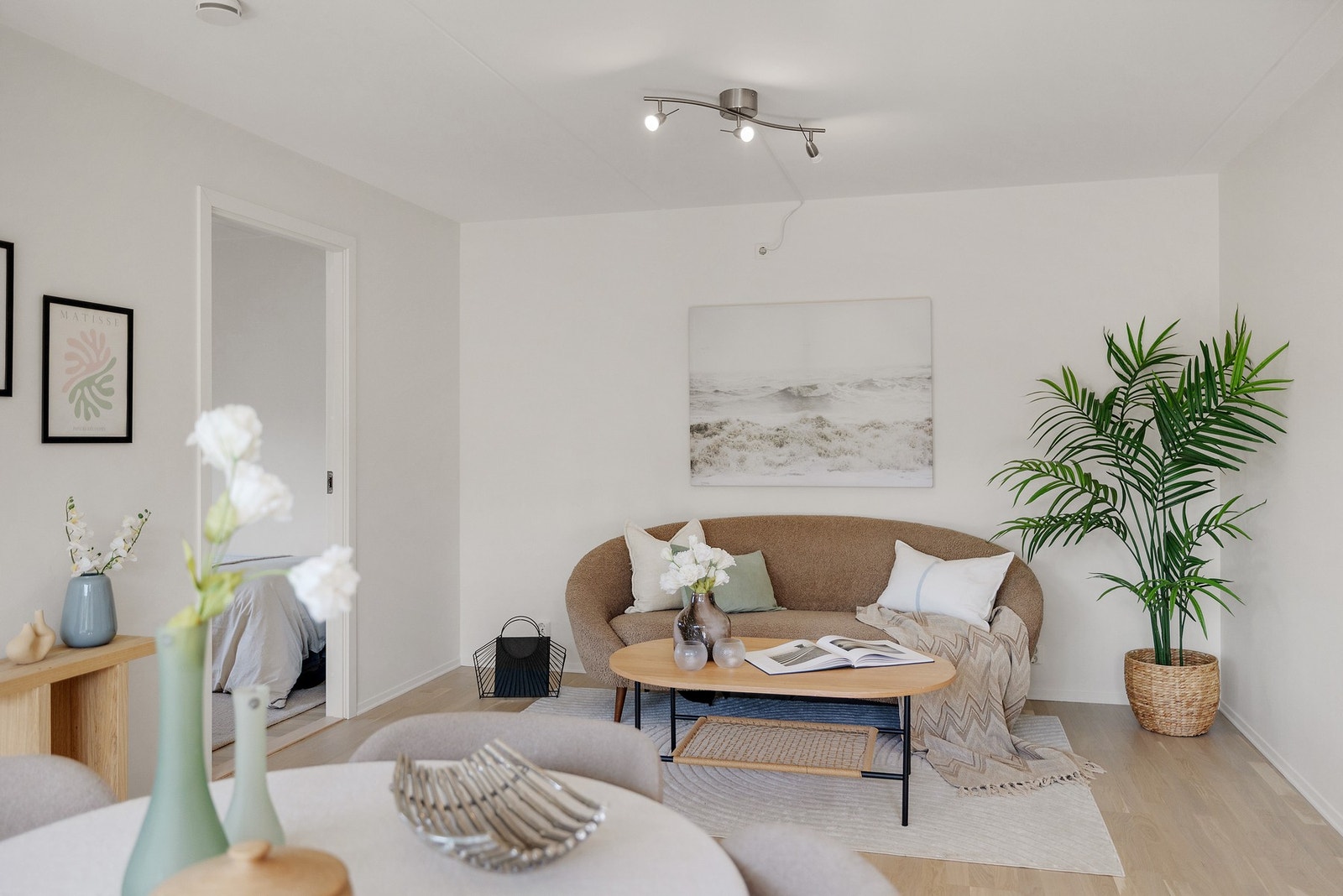 Her er det god plass til sofaseksjon og medievegg. Galleribilde