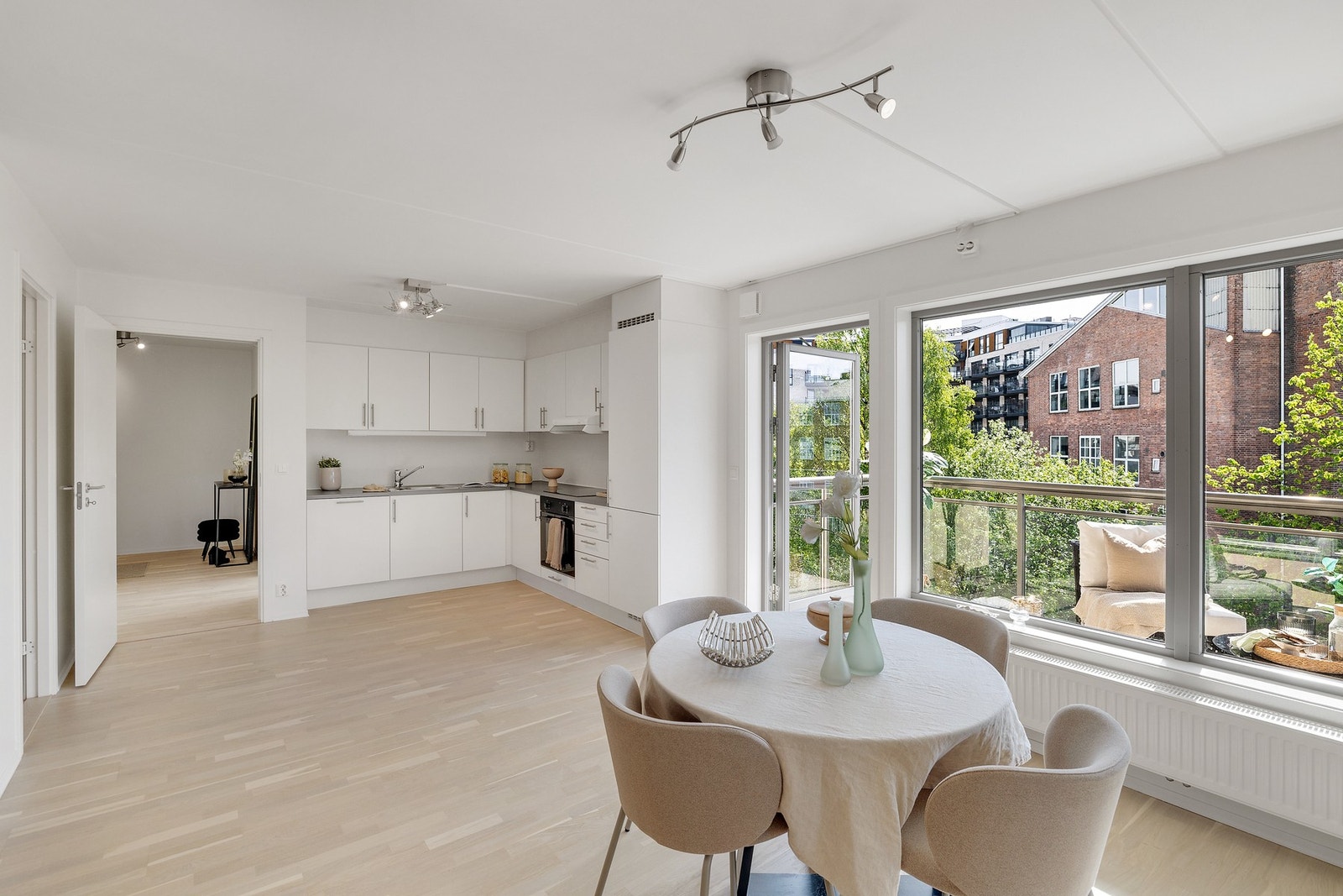 Store vindusflater som slipper inn rikelig med naturlig lys. Galleribilde