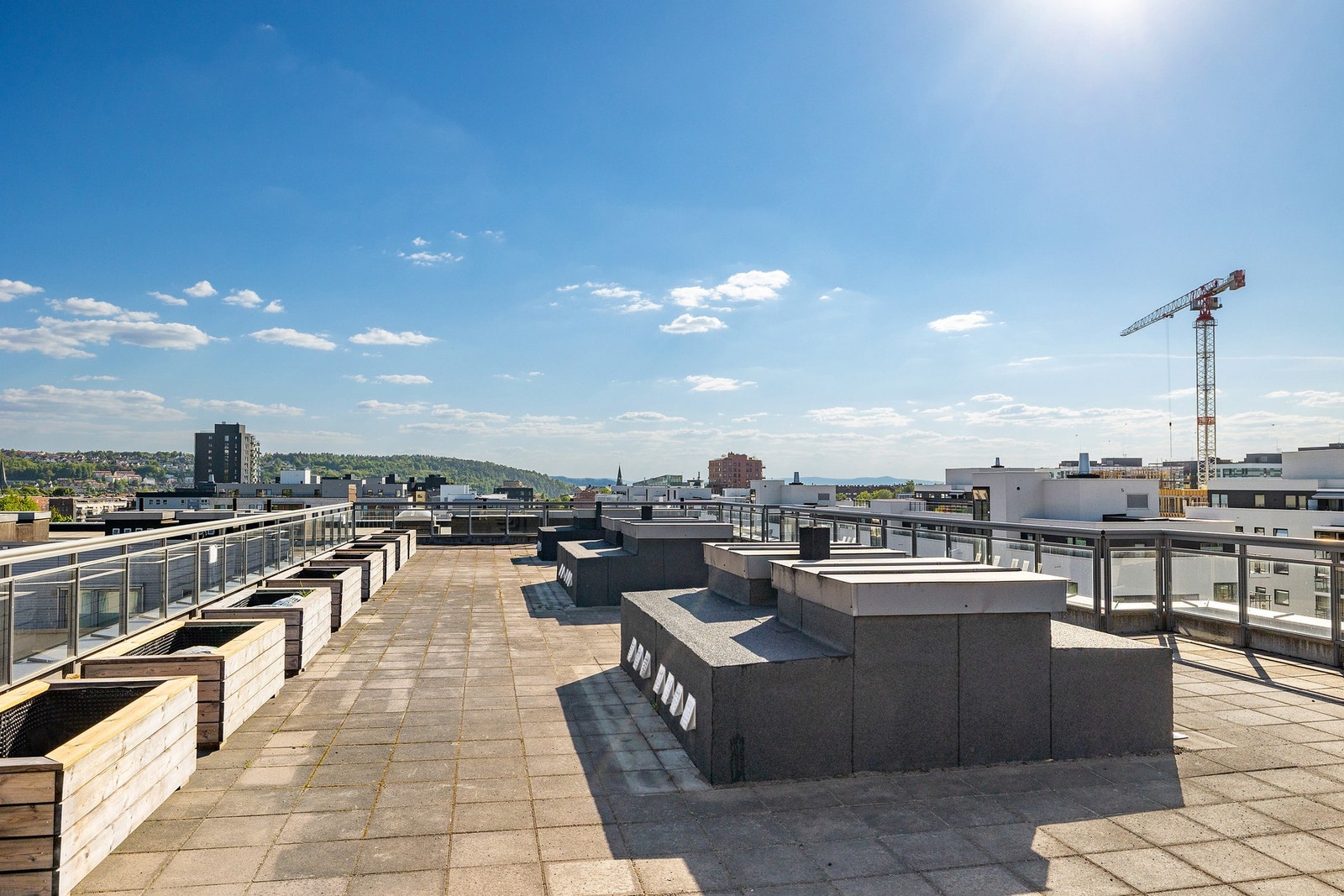Takterrassen er utstyrt med sittegrupper. Galleribilde