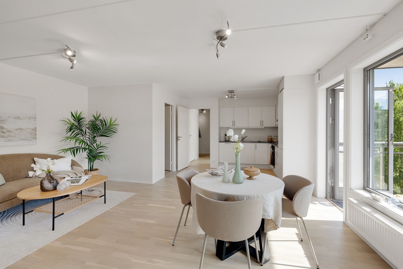 Leiligheten er belagt i flotte fargevalg på vegger og lekker parkett. Galleribilde