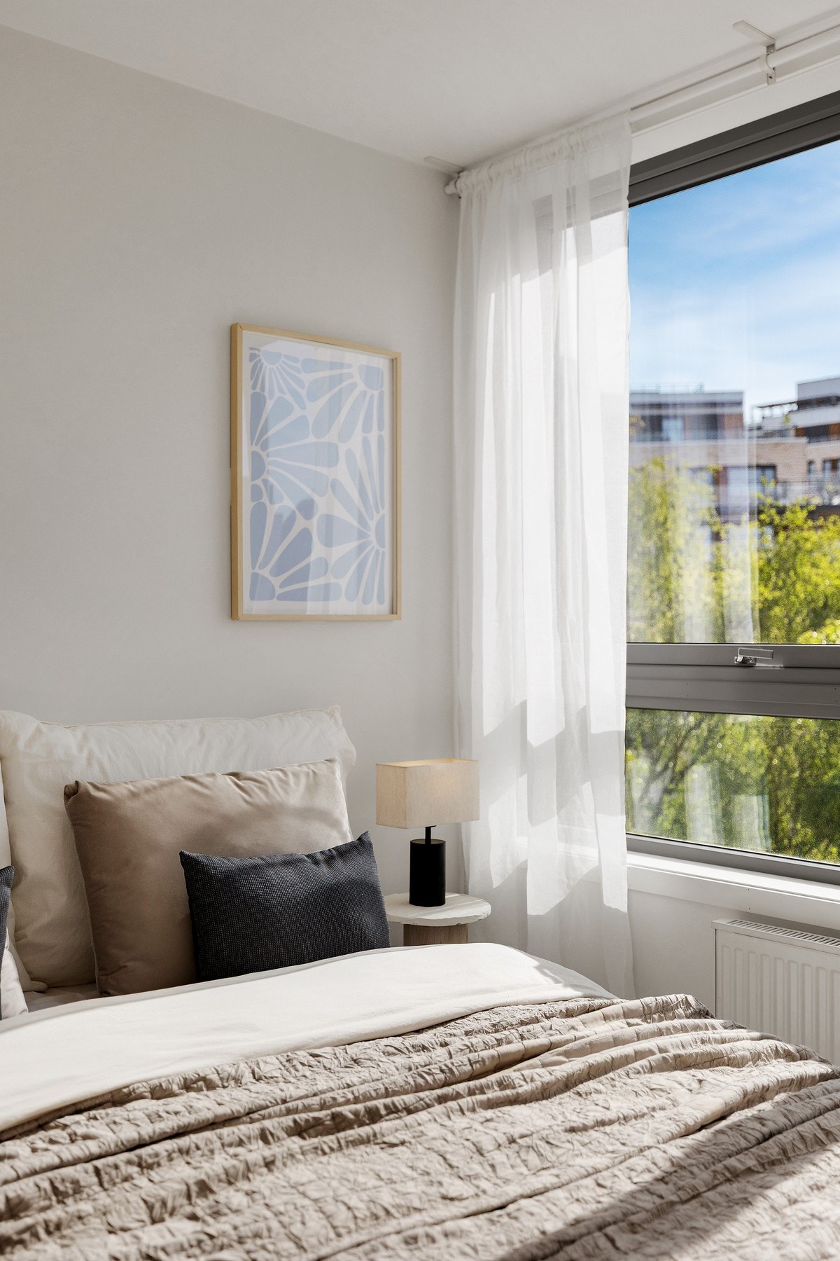 Soverommet er malt i en lun og behagelig fargetone. Galleribilde