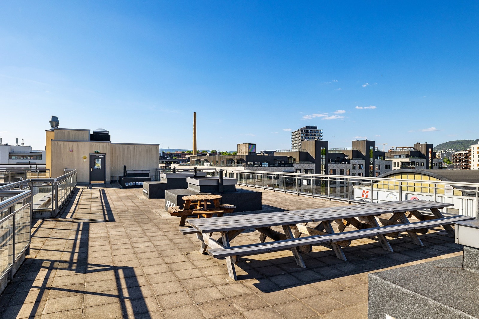 Beboere har tilgang til en flott felles takterrasse - perfekt for solfylte dager og hyggelige møter. Galleribilde