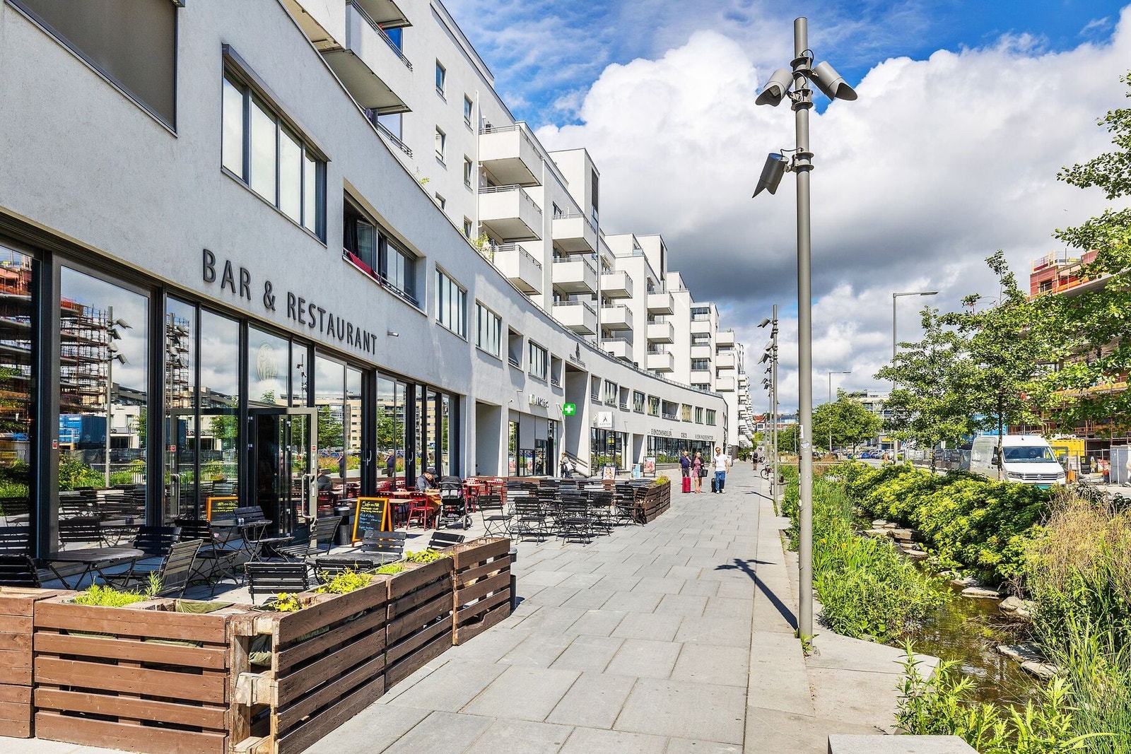 Langs Gladengveien finner du bl.a. Kiwi, Rema1000, Europris, Apotek, samt flere hyggelige serveringssteder. Galleribilde