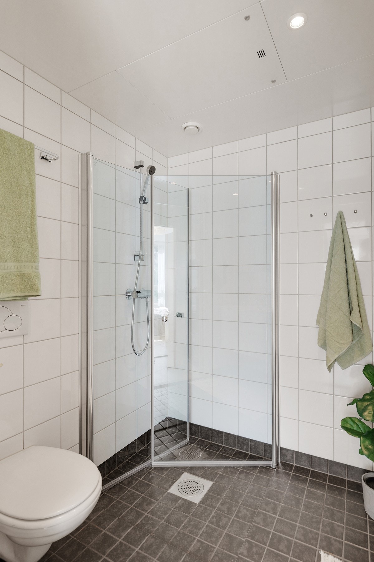 Det er opplegg for vaskemaskin og elektriske varmekabler i gulv. Galleribilde