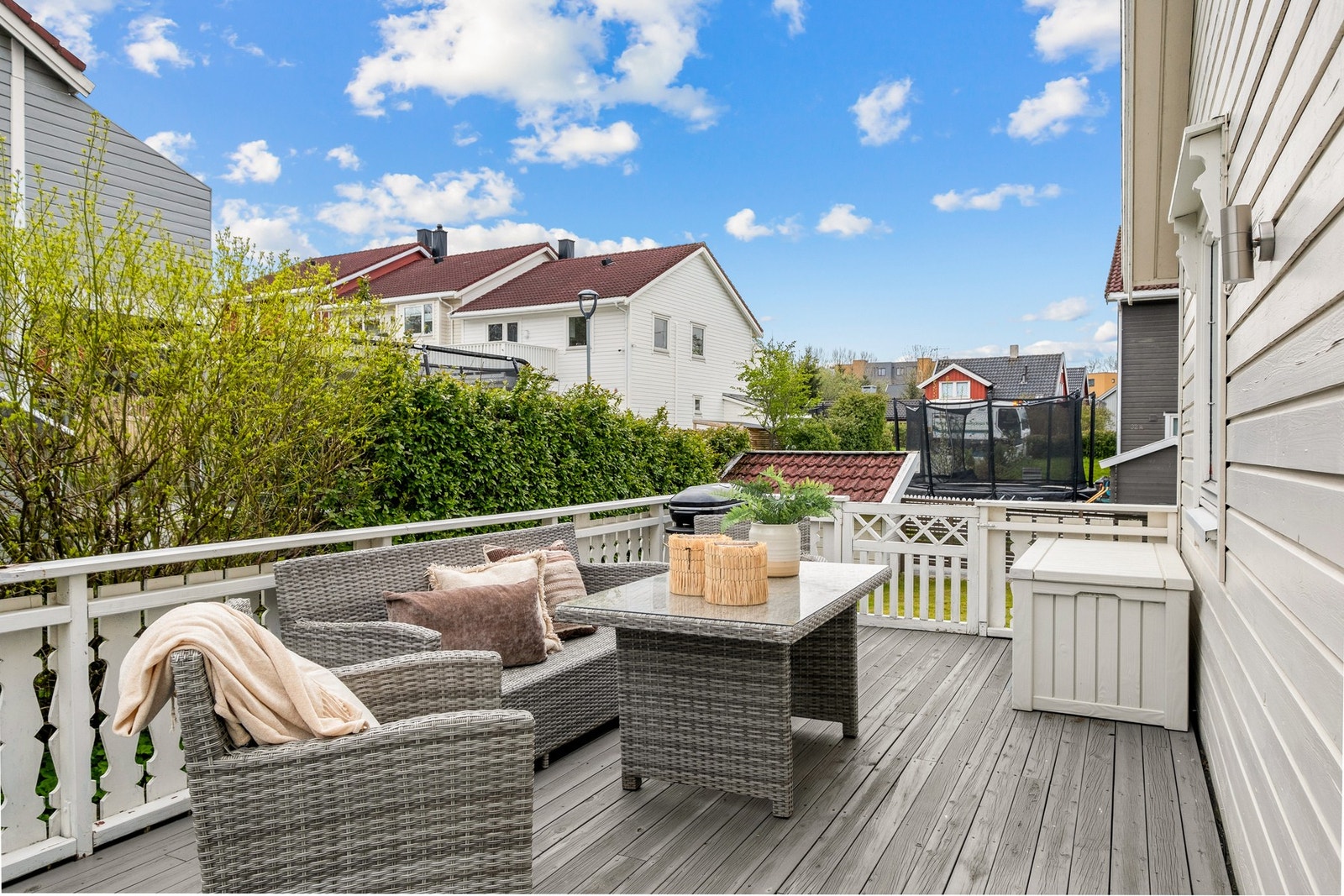 Fra stue er det direkte utgang til en solrik veranda. Galleribilde