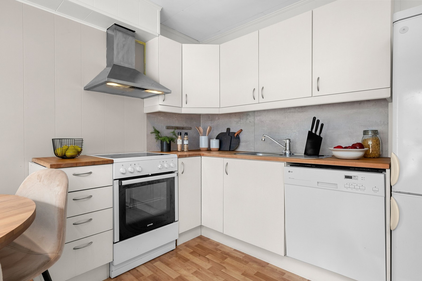 Kjøkken fra byggeår med profilerte fronter og benkeplate av tre. Galleribilde