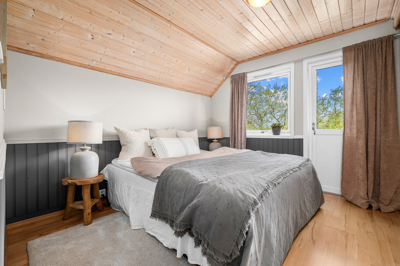 Soverom 2 er på 11 m², har utgang til egen balkong og innebygd garderobeløsning for praktisk oppbevaring. Galleribilde