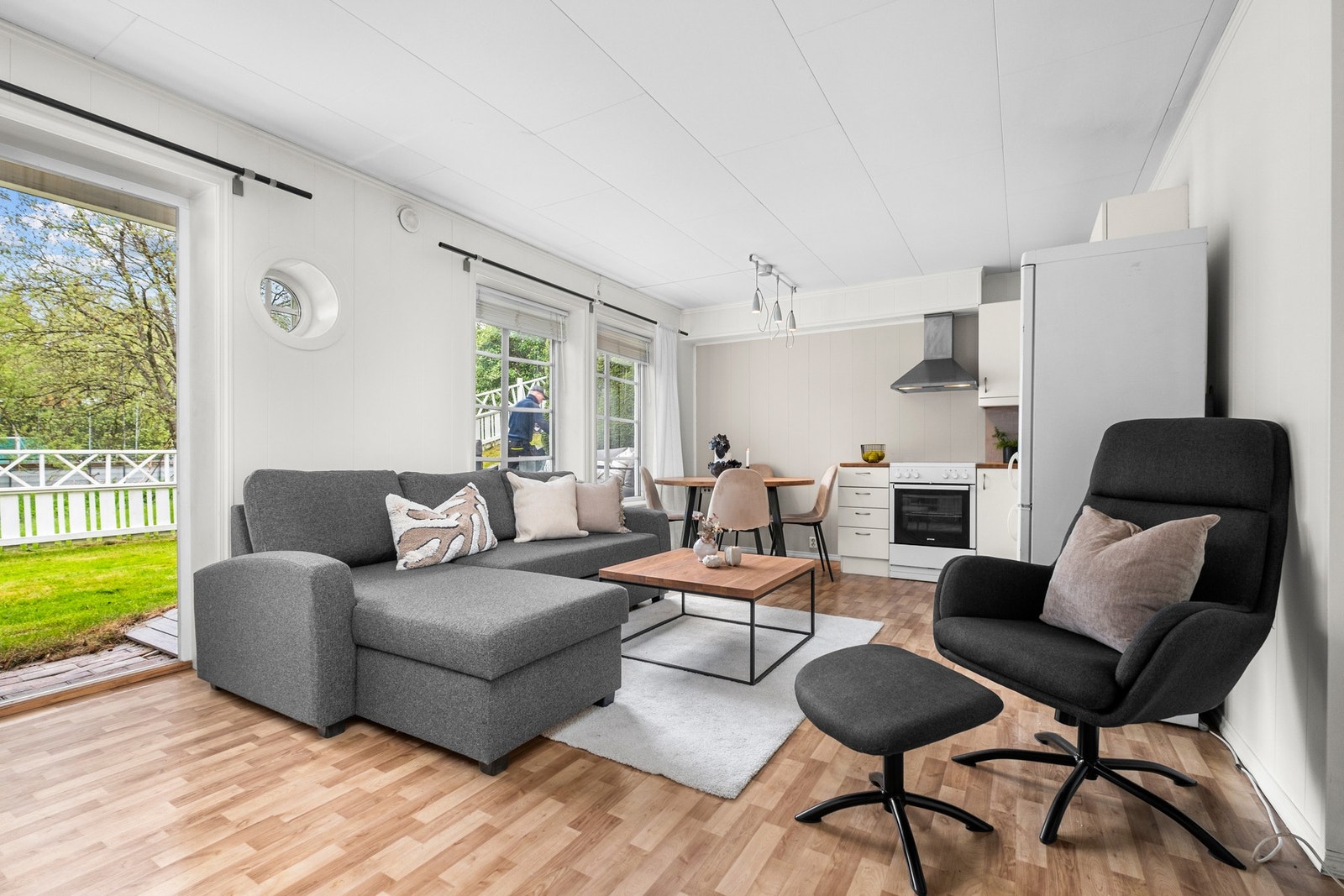 Til tross for beliggenheten i sokkel, oppleves leiligheten som lys og luftig, med en smart og arealeffektiv planløsning. Galleribilde