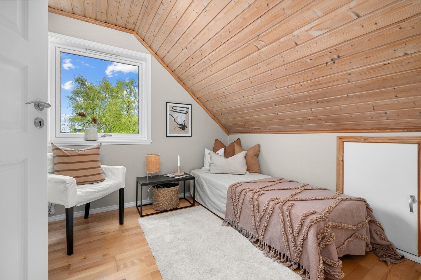 Loftetasjen byr på tre romslige soverom, et bad og en praktisk bod - perfekt tilpasset familiens behov. Galleribilde