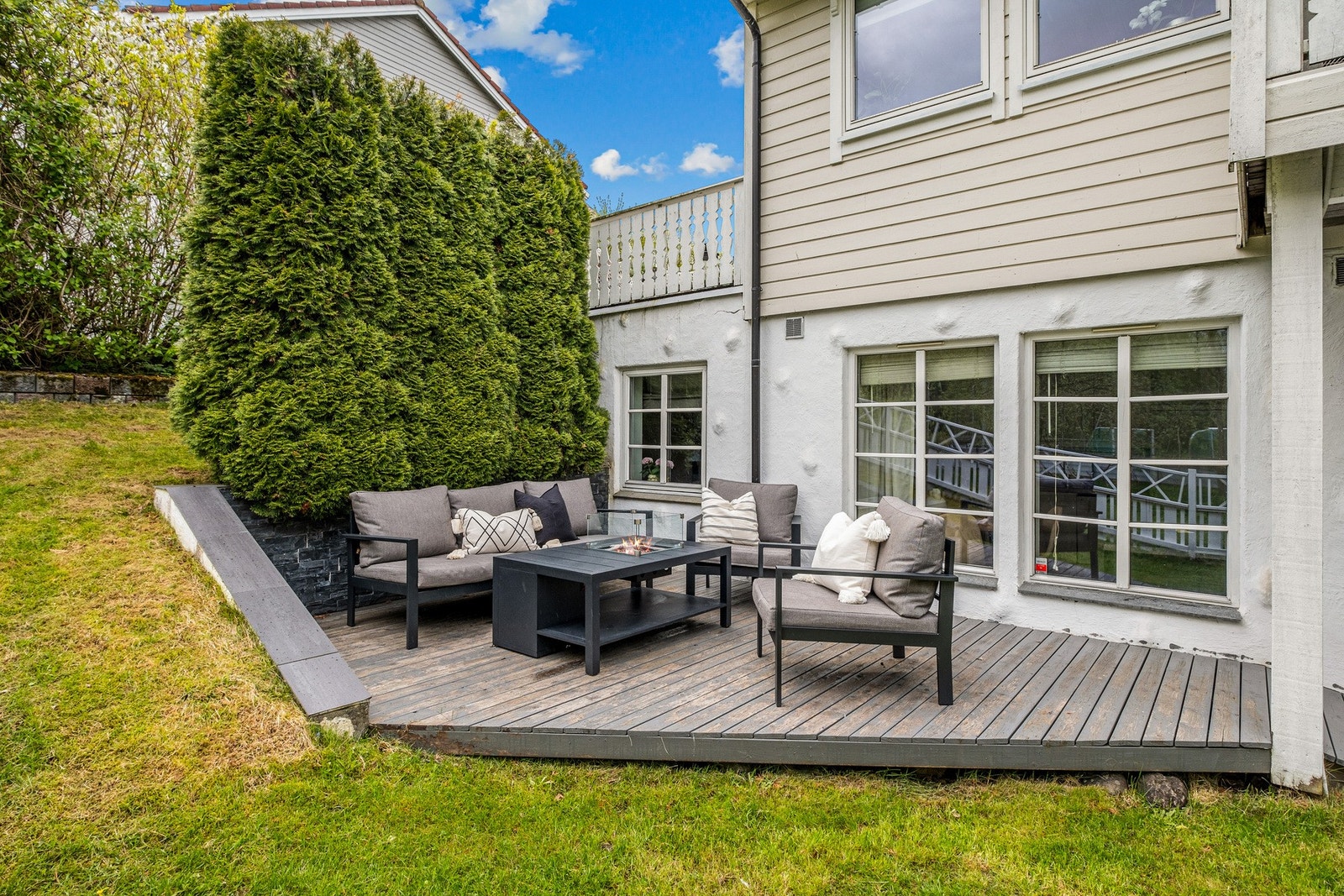 Boligen har en pent opparbeidet tomt med godt tilpassede uteområder som skaper rom for både lek, avslapning og sosiale aktiviteter. Galleribilde