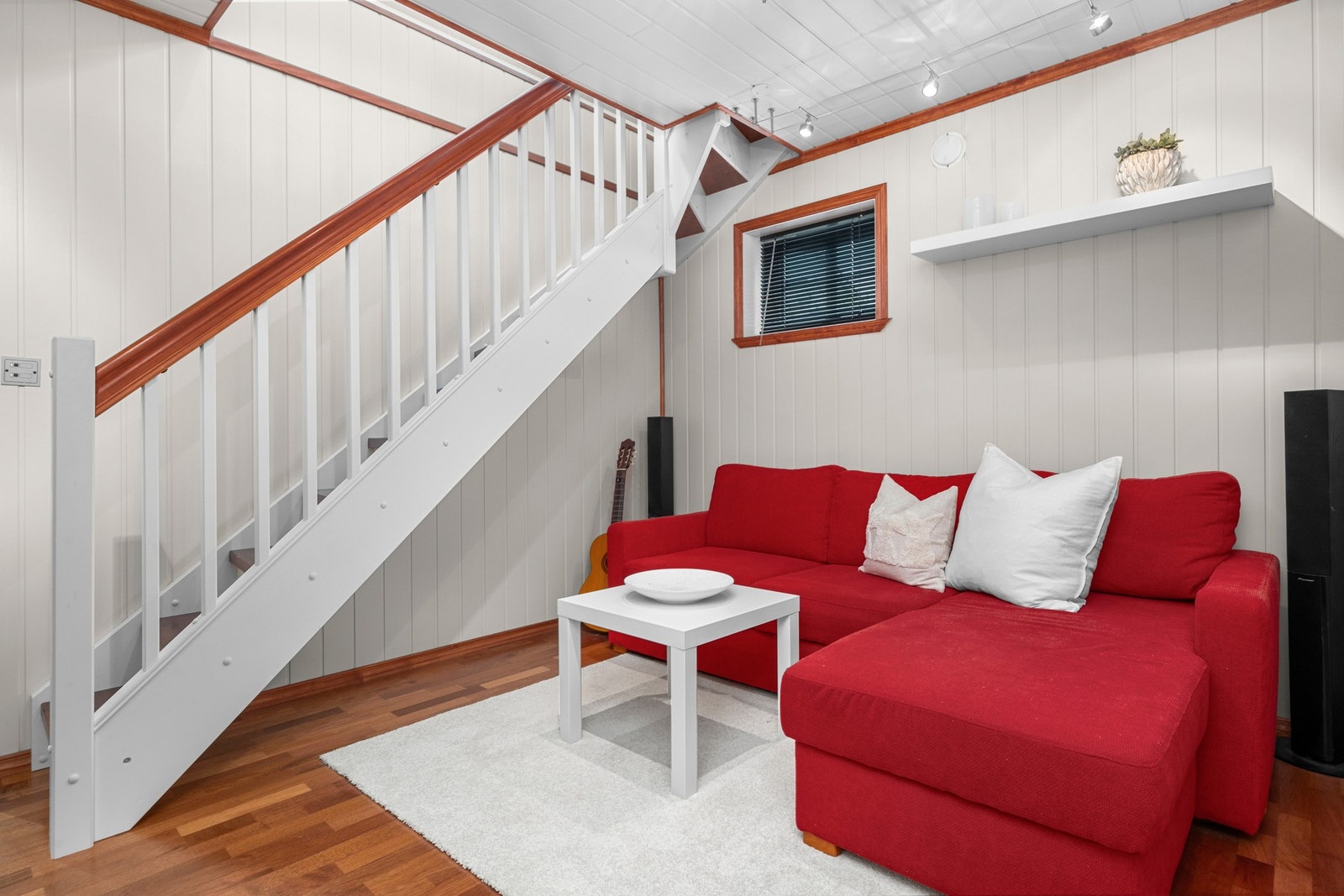 I underetasjen finner du en koselig kjellerstue, i tillegg til et ekstra soverom, bod og matbod. Galleribilde