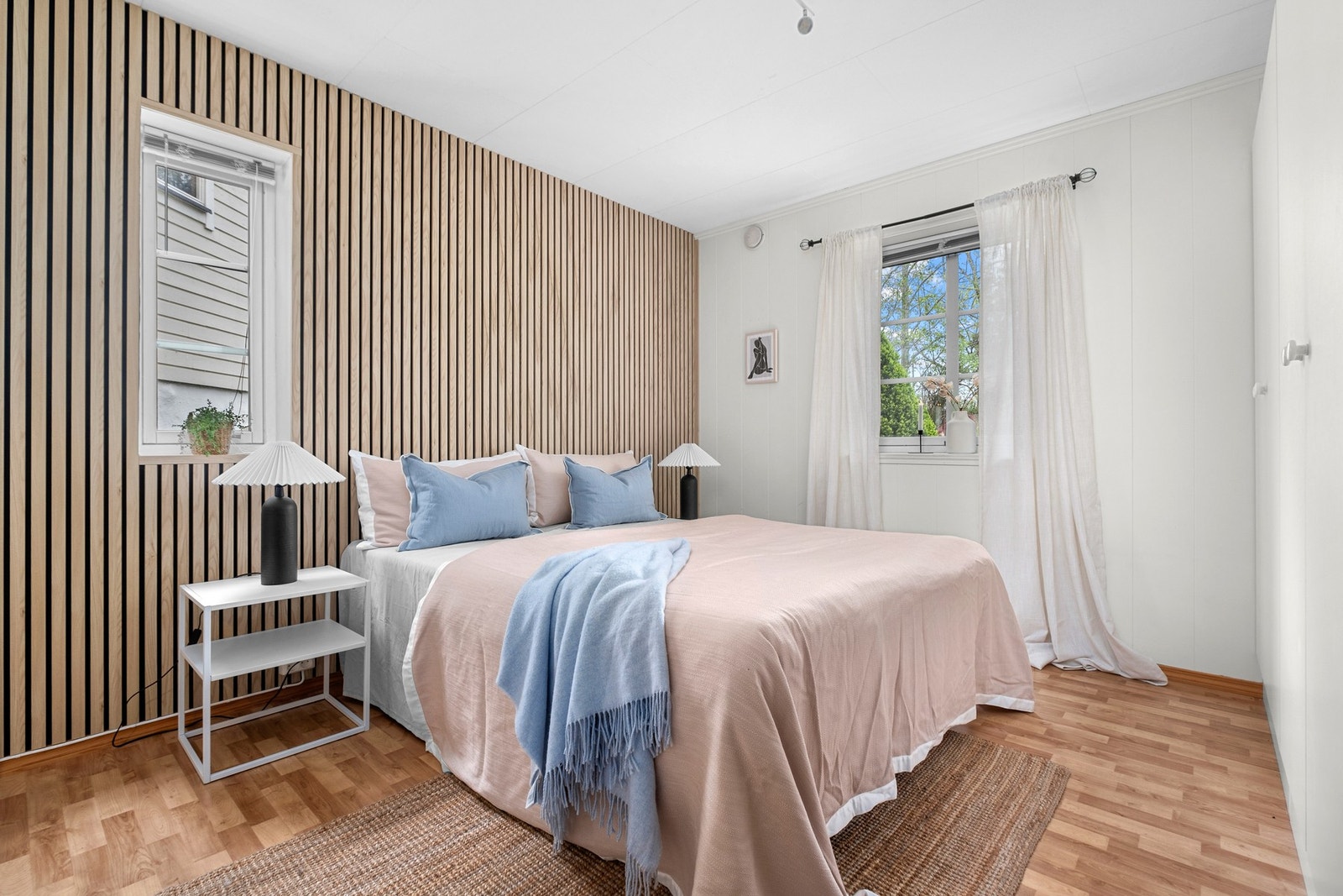 Stilrent soverom på 12 m² med god plass til ønsket sengestørrelse og praktiske oppbevaringsløsninger. Galleribilde