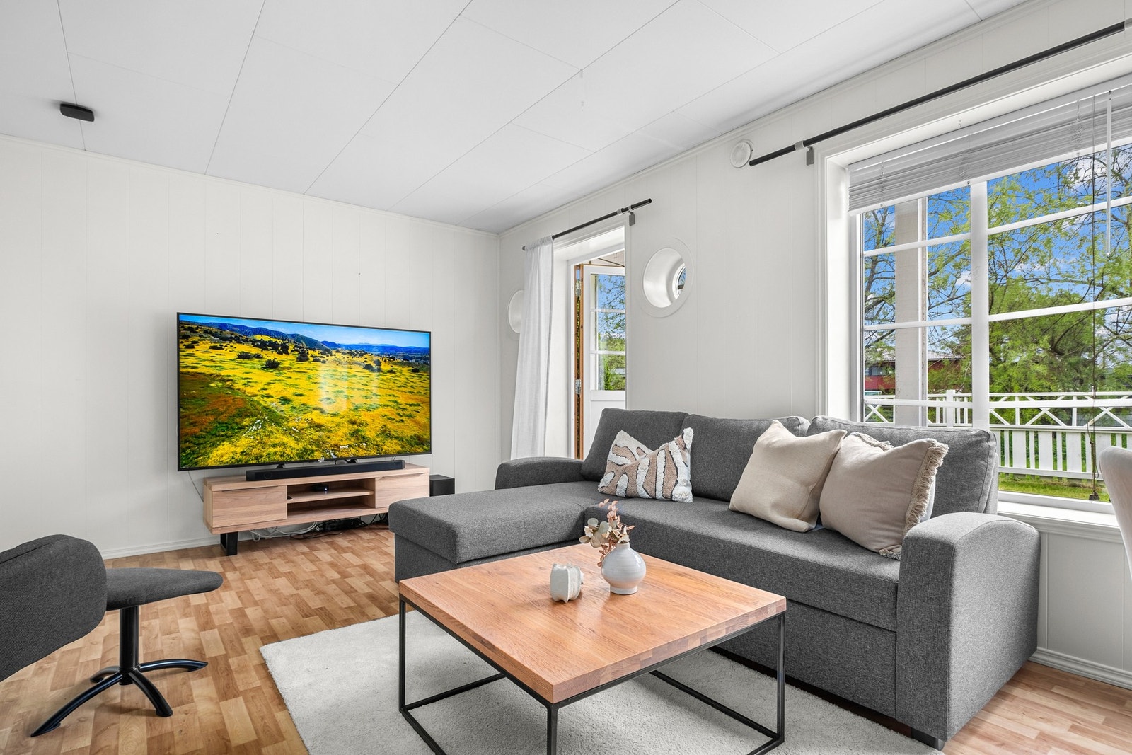 Sokkelleiligheten holder god standard og tilbyr åpen kjøkken- og stueløsning, to soverom, bad, gang, privat inngang, samt en romslig terrasse. Galleribilde