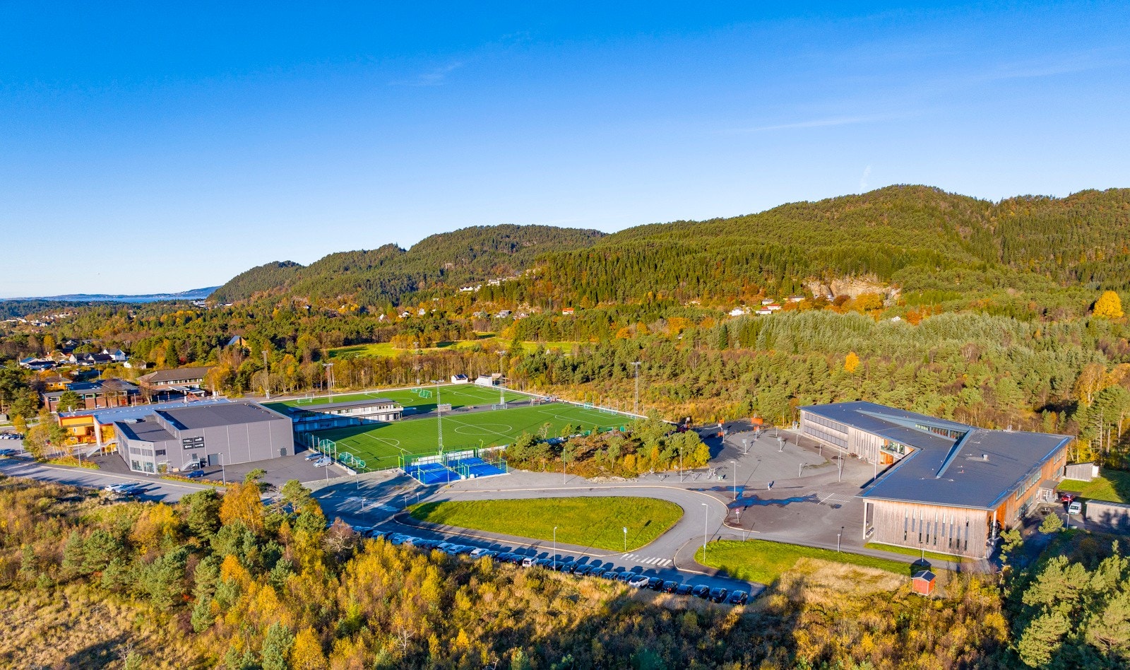 ca 7 min unna ligger Nore Neset ungdomsskule, hvor vi også finner idrettsanlegg, barnehage og barneskole. Galleribilde