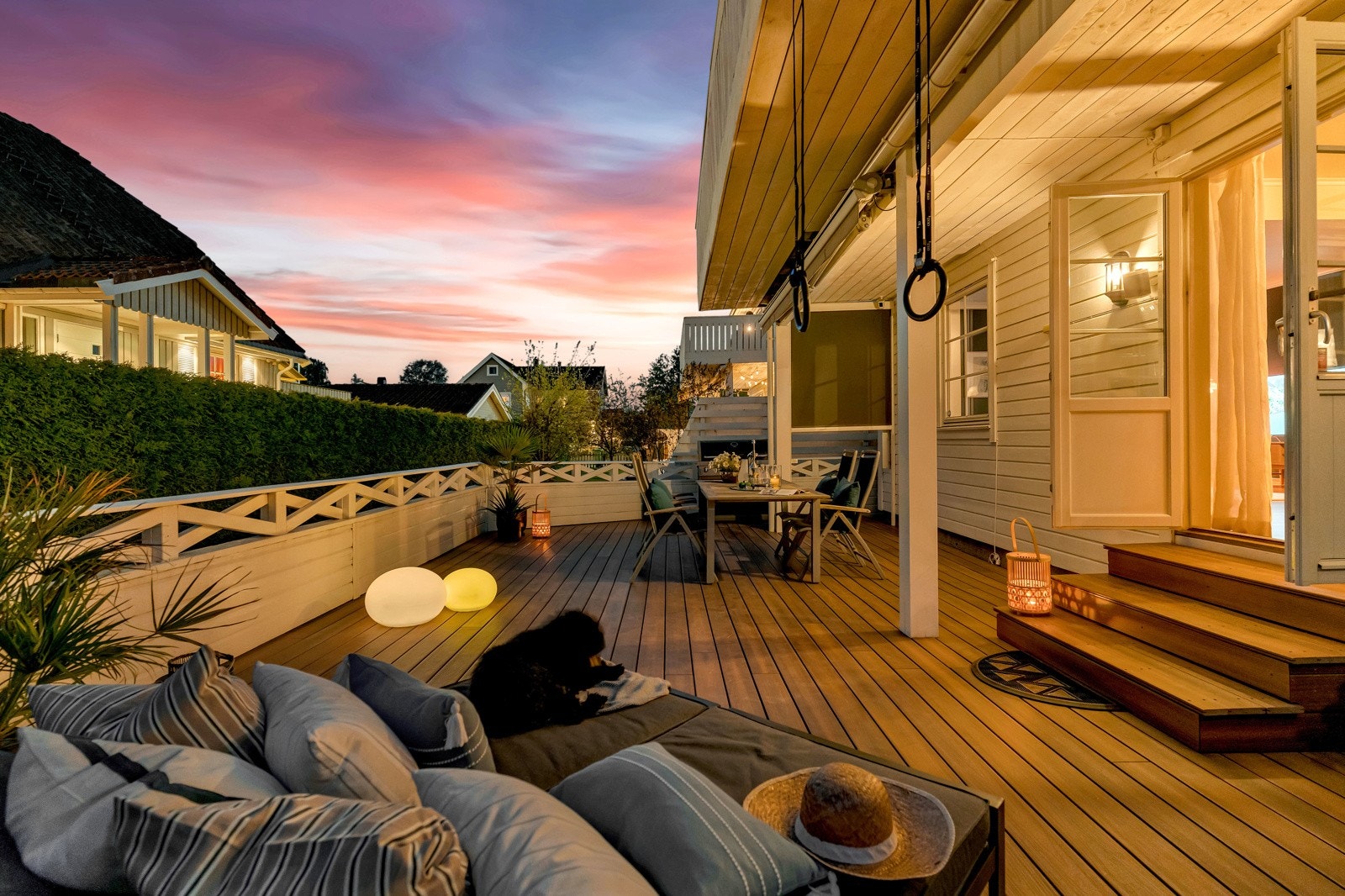 Uteplass på kveldstid. Galleribilde