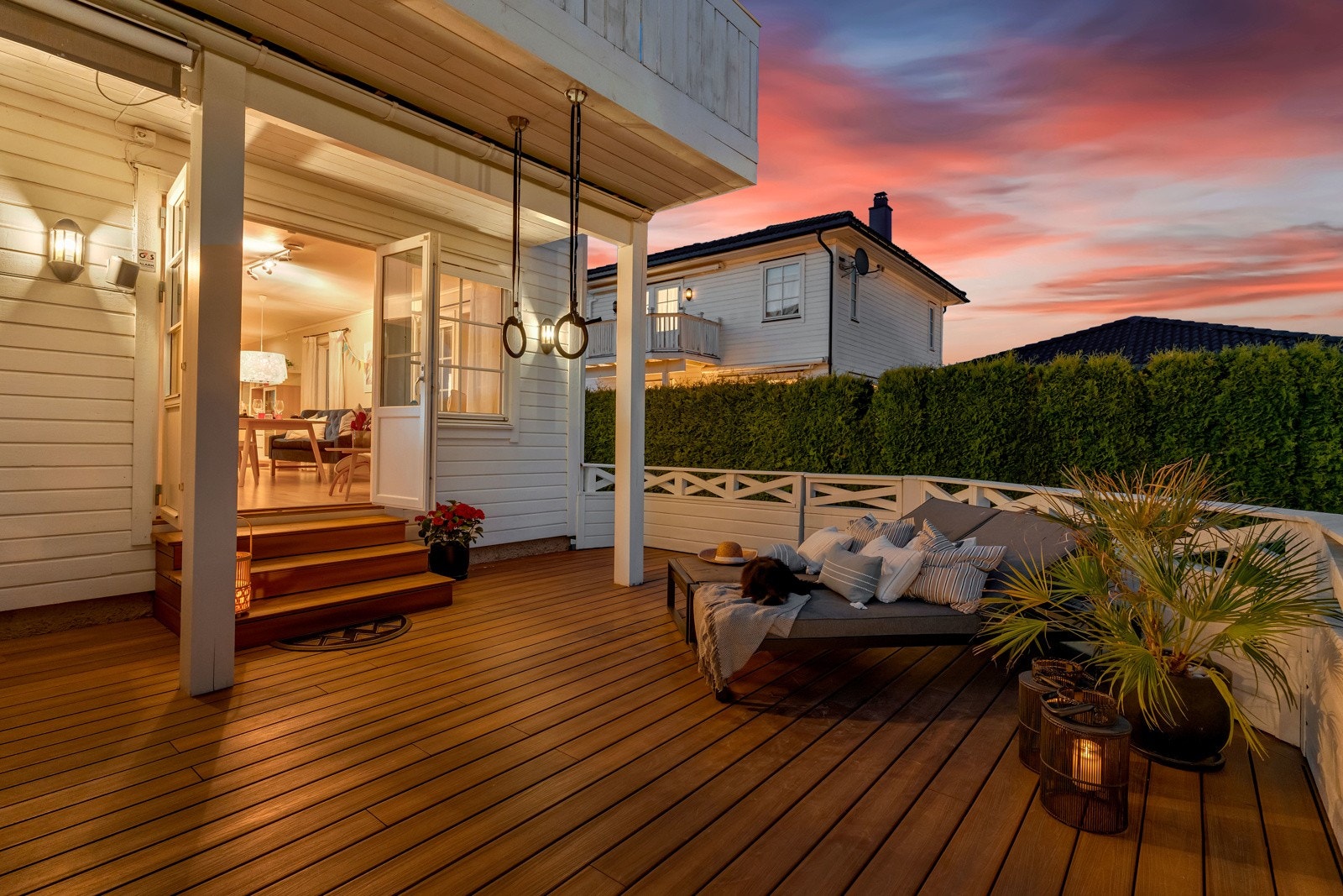 Uteplass på kveldstid. Galleribilde