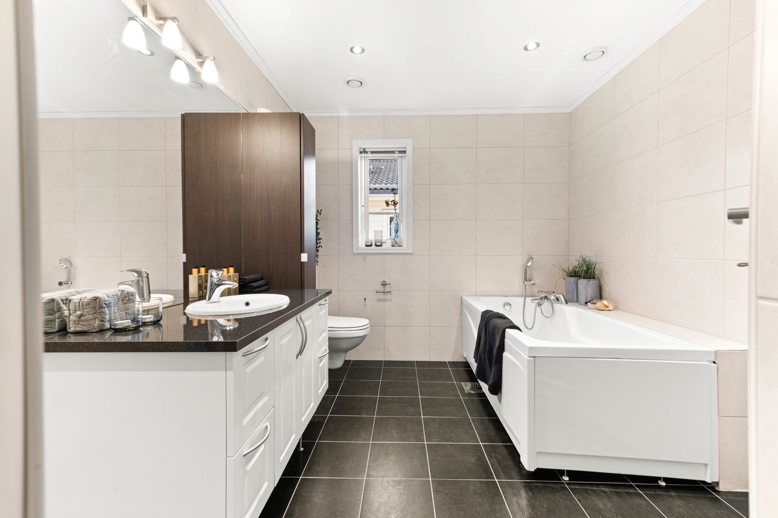 Badet i 2.etg har badekar. Galleribilde