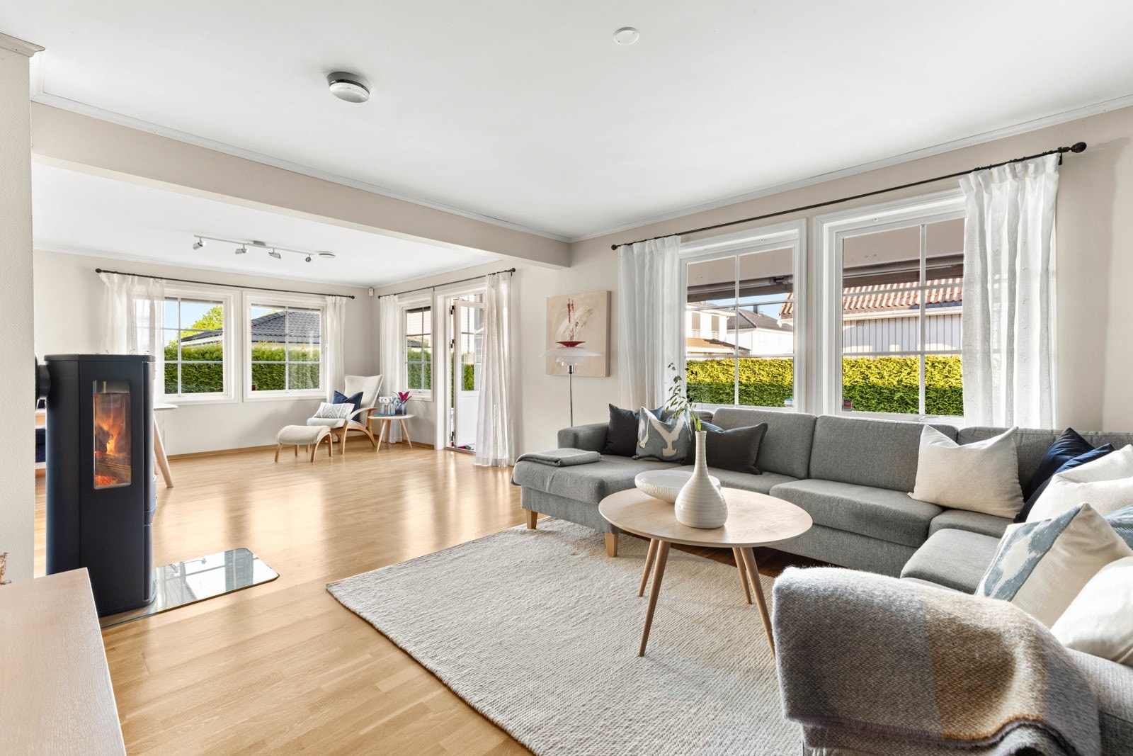 Boligen har rikelig med naturlig lys. Galleribilde