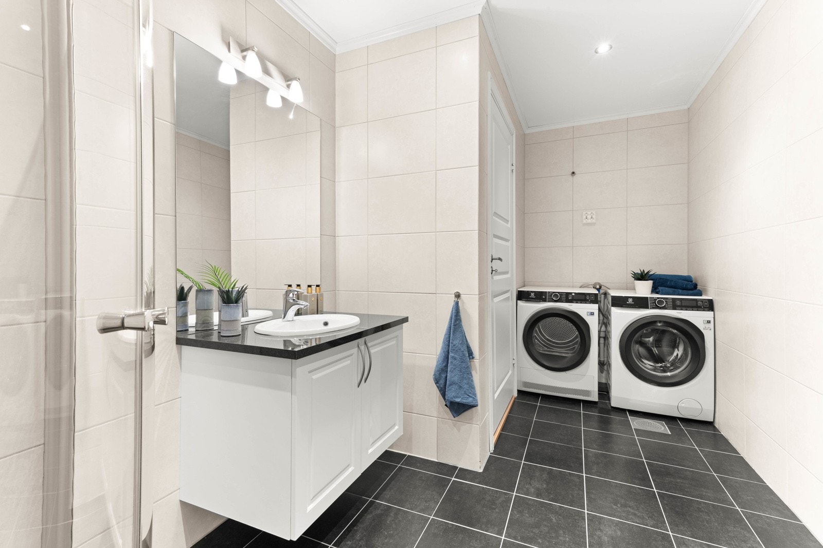 Badet har opplegg for vaskermaskin og ligger i første etasje. Galleribilde