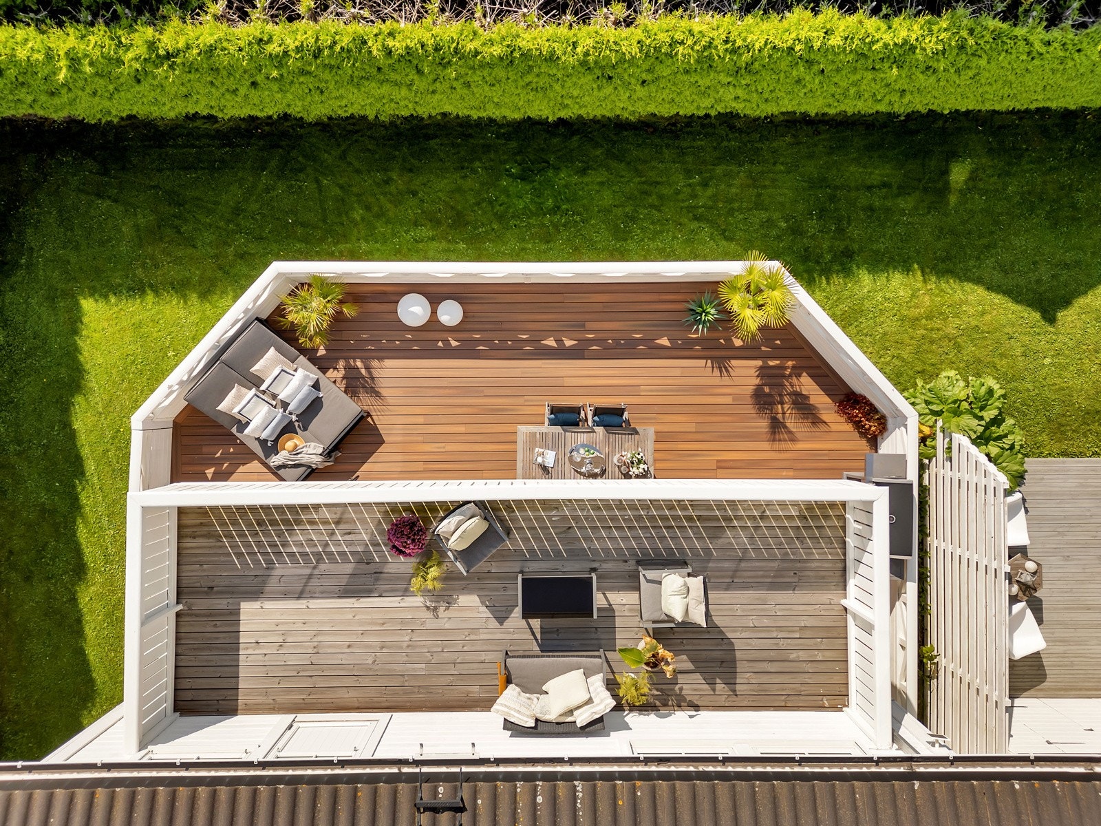 Balkong overbygget på deler av uteplassen. Galleribilde