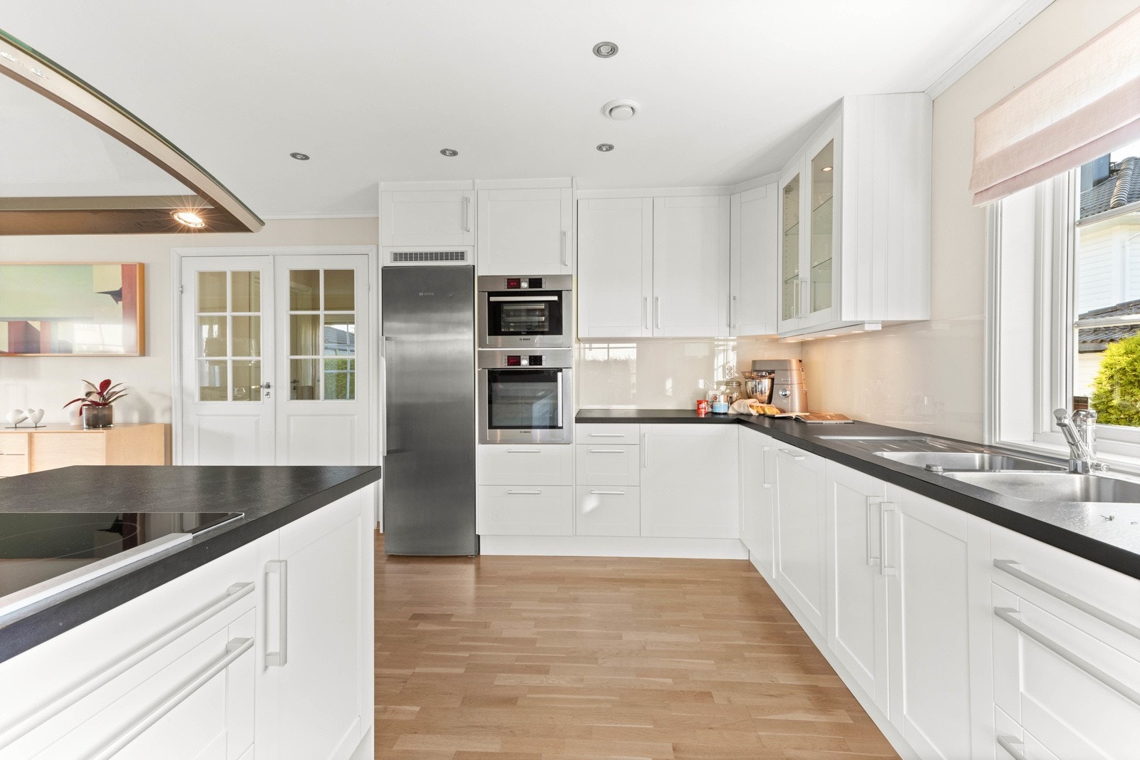 Alle hvitevarer på dette kjøkkenet medfølger. Galleribilde